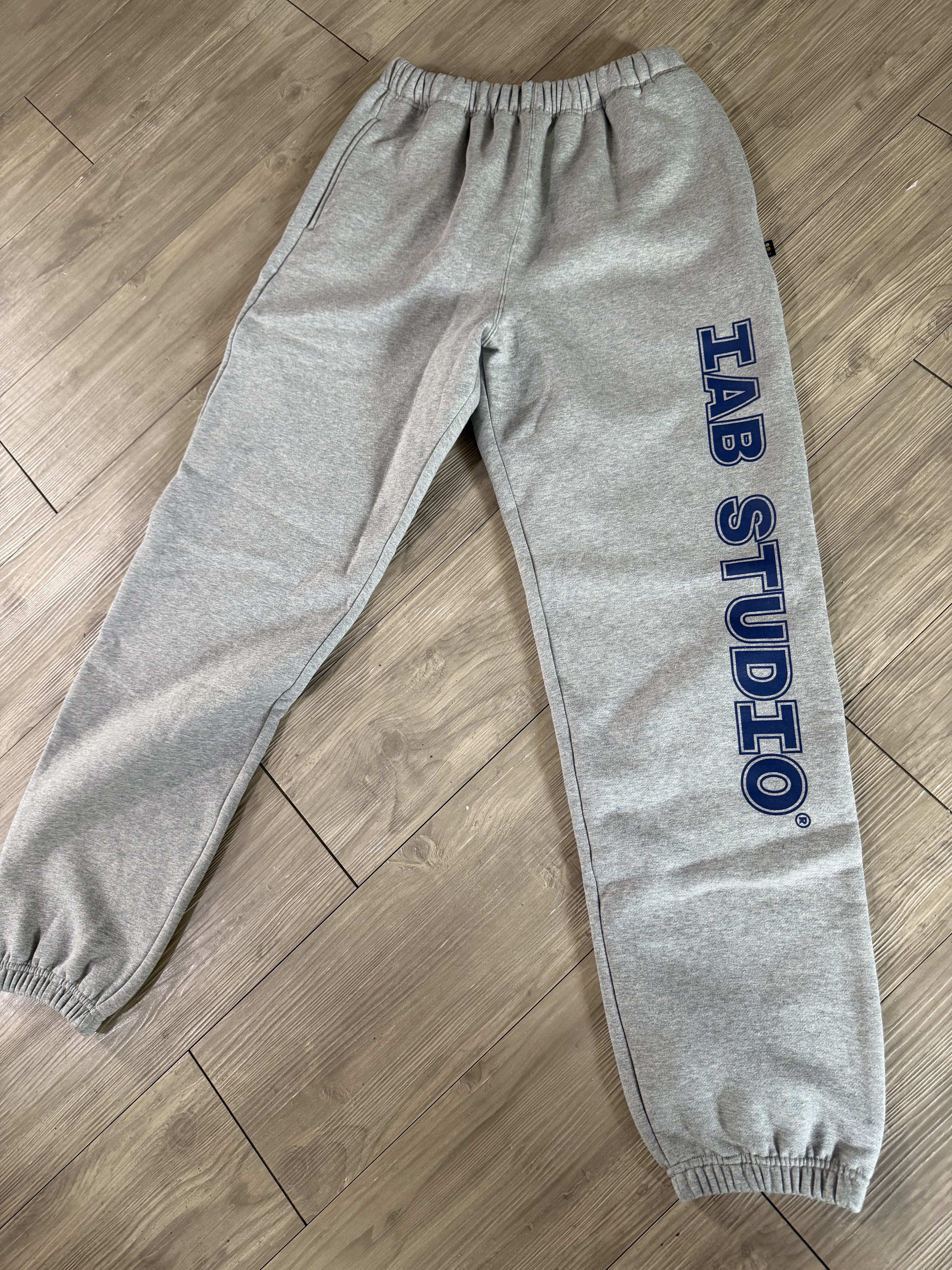 IAB Studio IAB Straight Logo Sweatpants Gray 착용 스타일 - 1