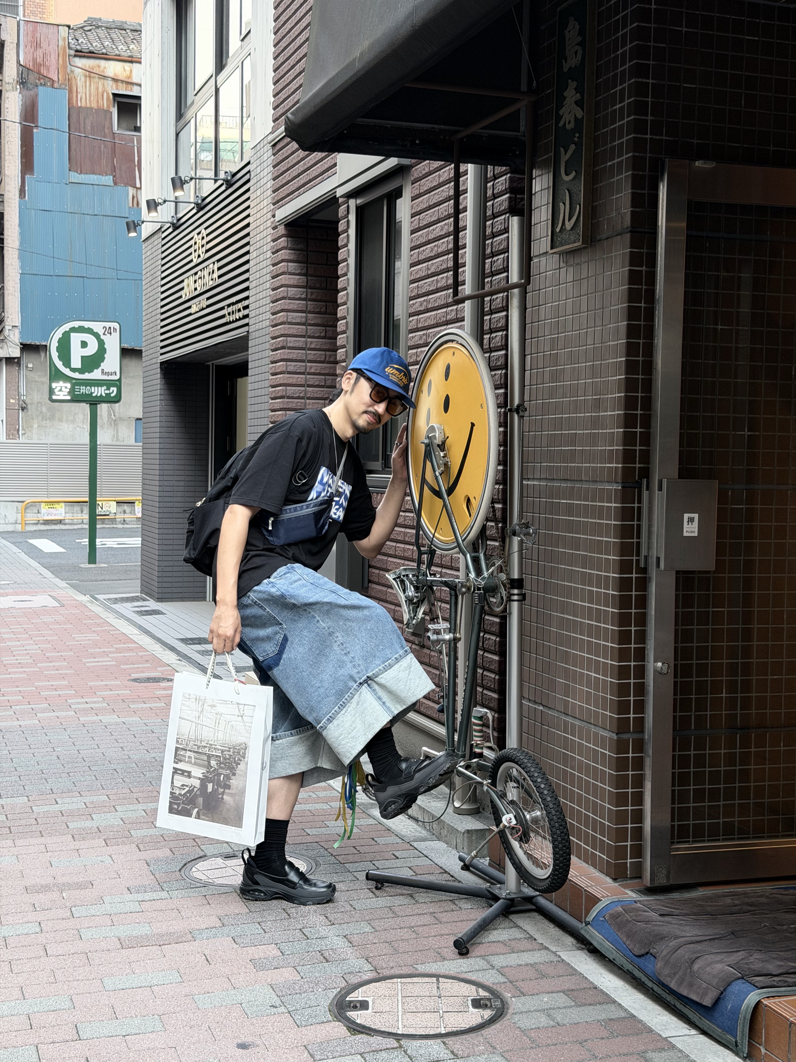 NewJeans x Hiroshi Fujiwara Coller T-Shirt Black Ver. 3, (W) Nike x SWDC Air Max Phenomena Black Metallic Silver 착용 스타일