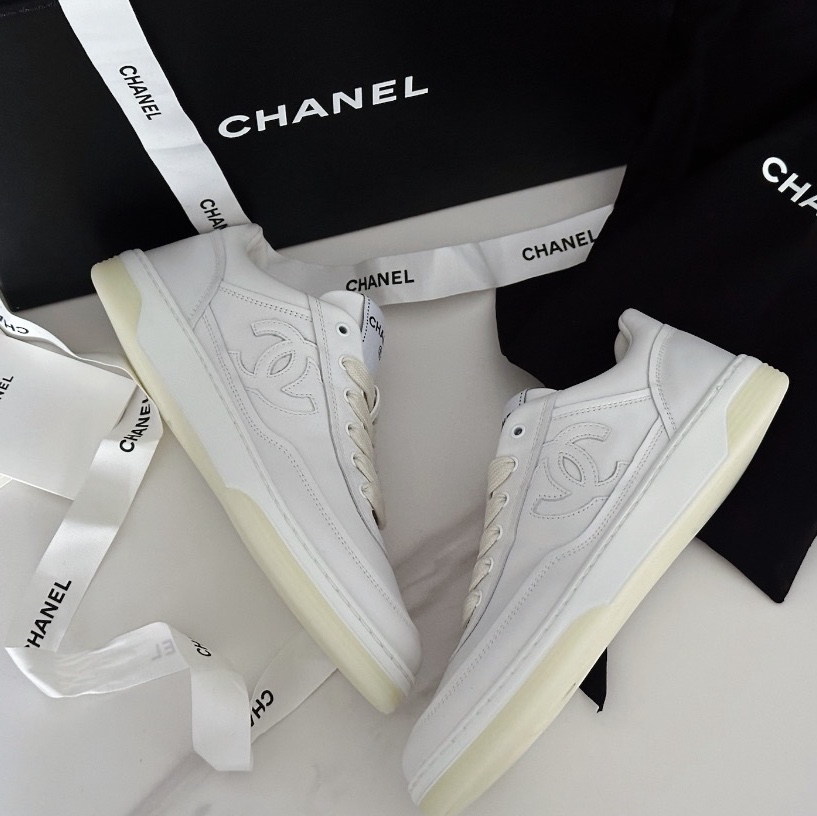 (W) Chanel Sneakers Calfskin & White 착용 스타일 - 3