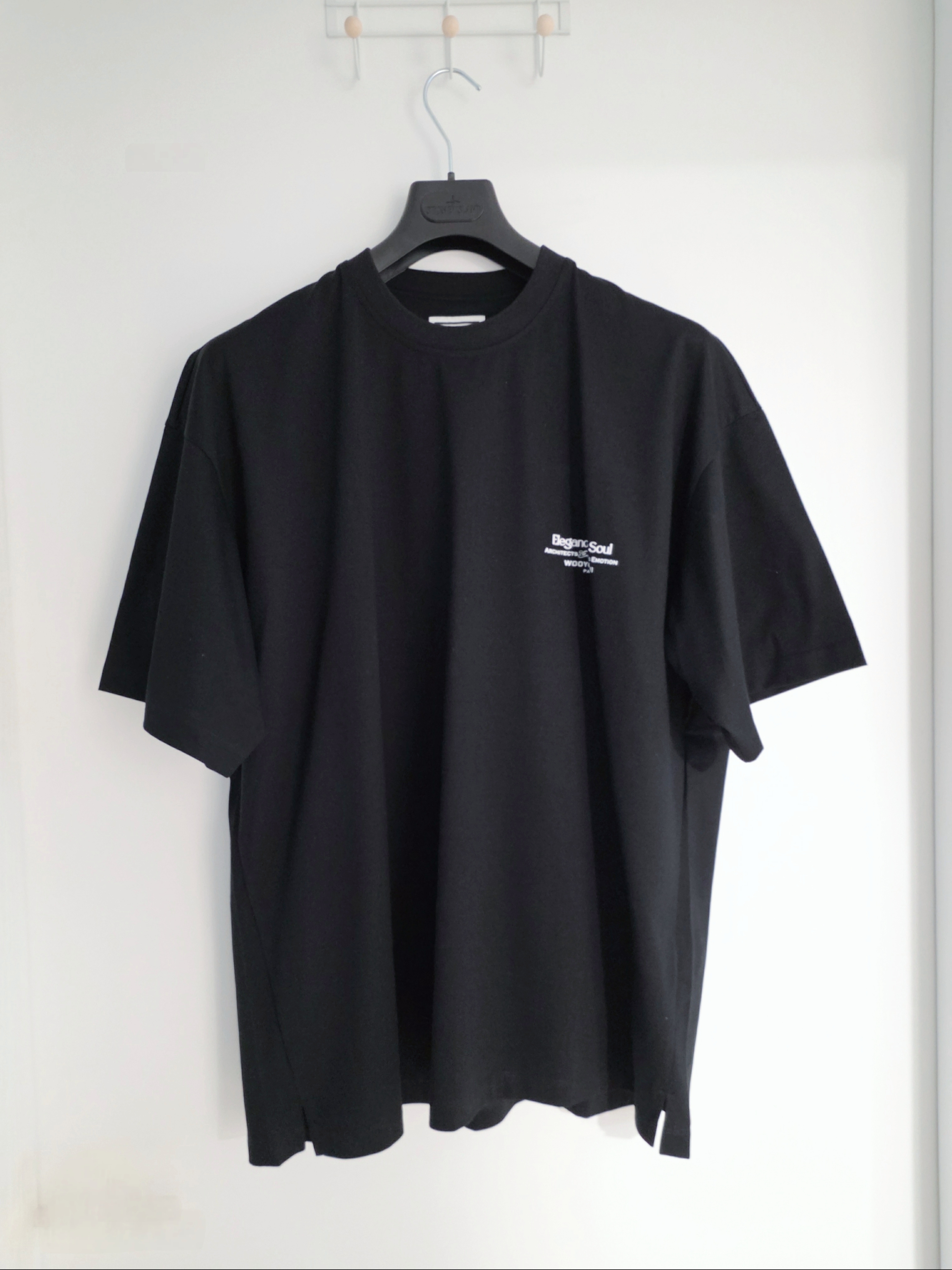 Wooyoungmi Merry Go Round Back Logo T-Shirt Black - 26SS 착용 스타일 - 2
