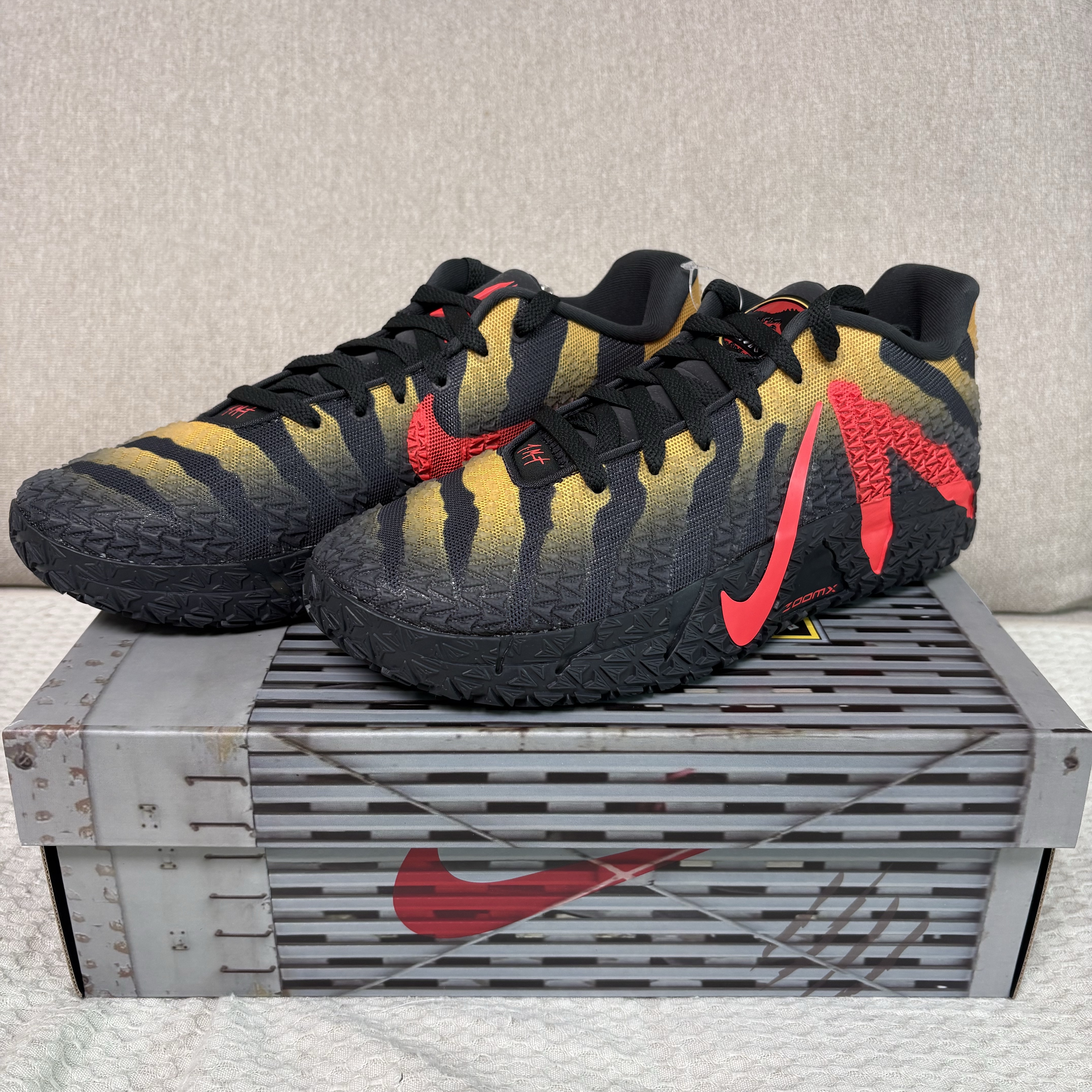 Nike x Jurassic Park Ja 3 EP Anthracite Bright Crimson 착용 스타일 - 1