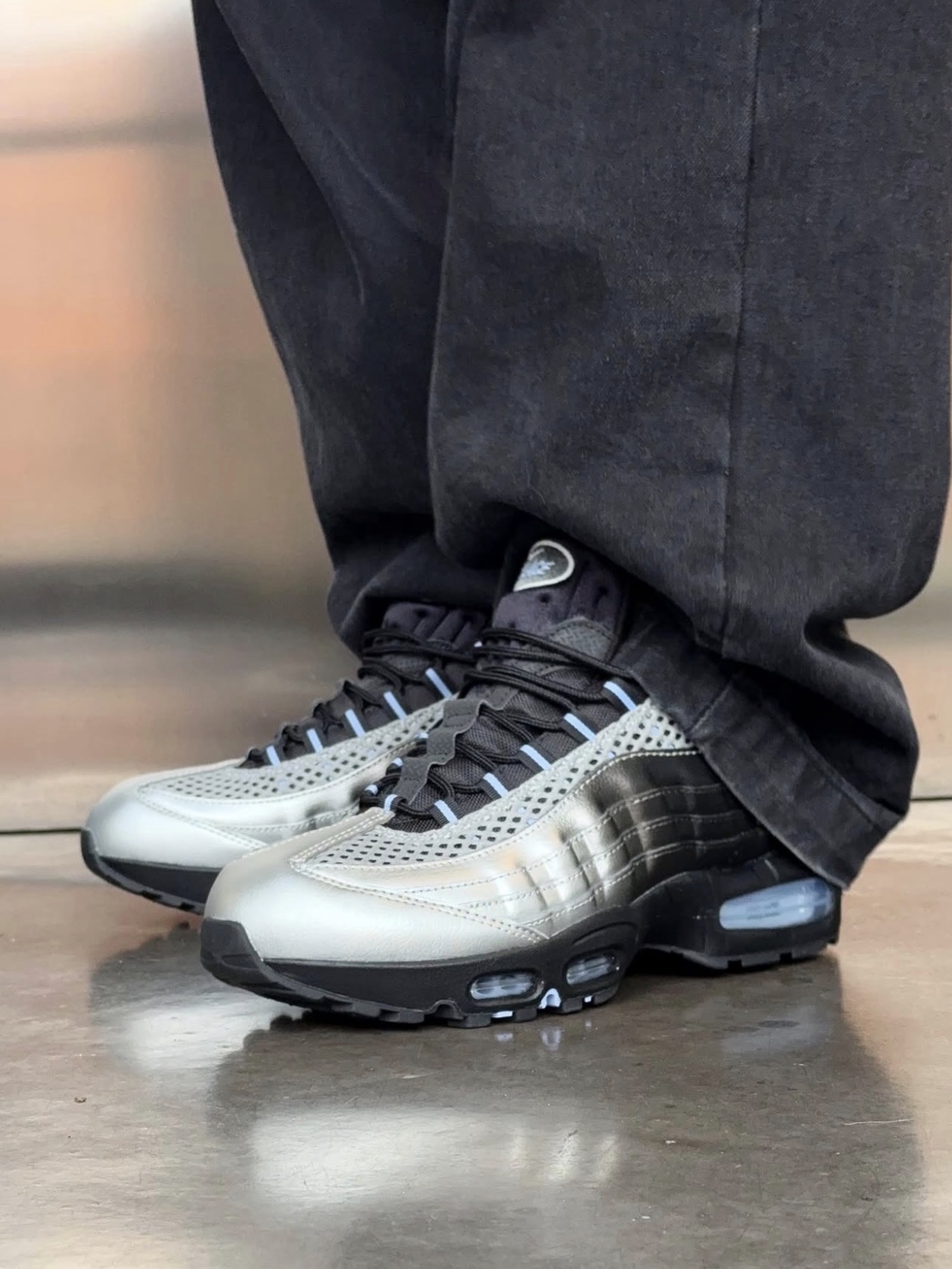 Nike x Palace Air Max 95 Metallic Silver Aluminum 착용 스타일 - 1