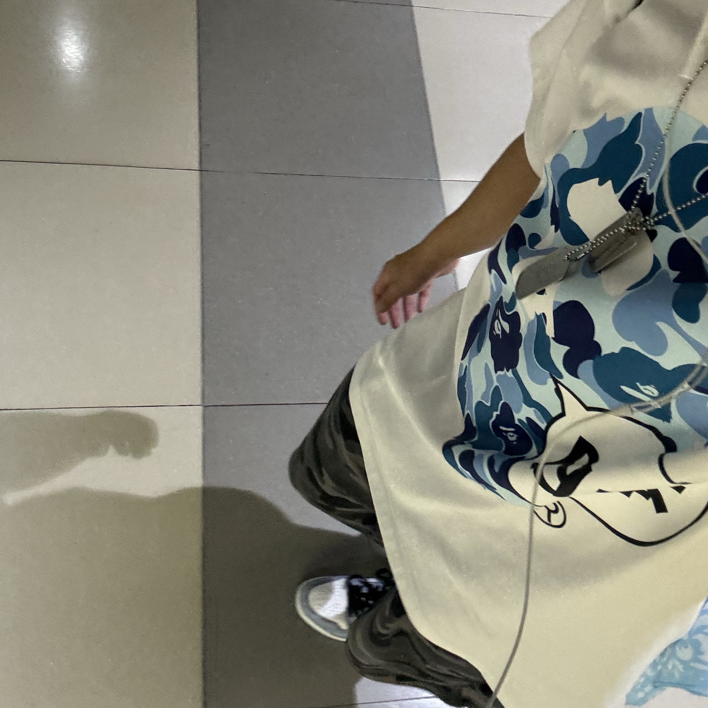 BAPE Japan Big Ape Head T-Shirt White, Jordan 1 Retro High OG University Blue 착용 스타일 - 2