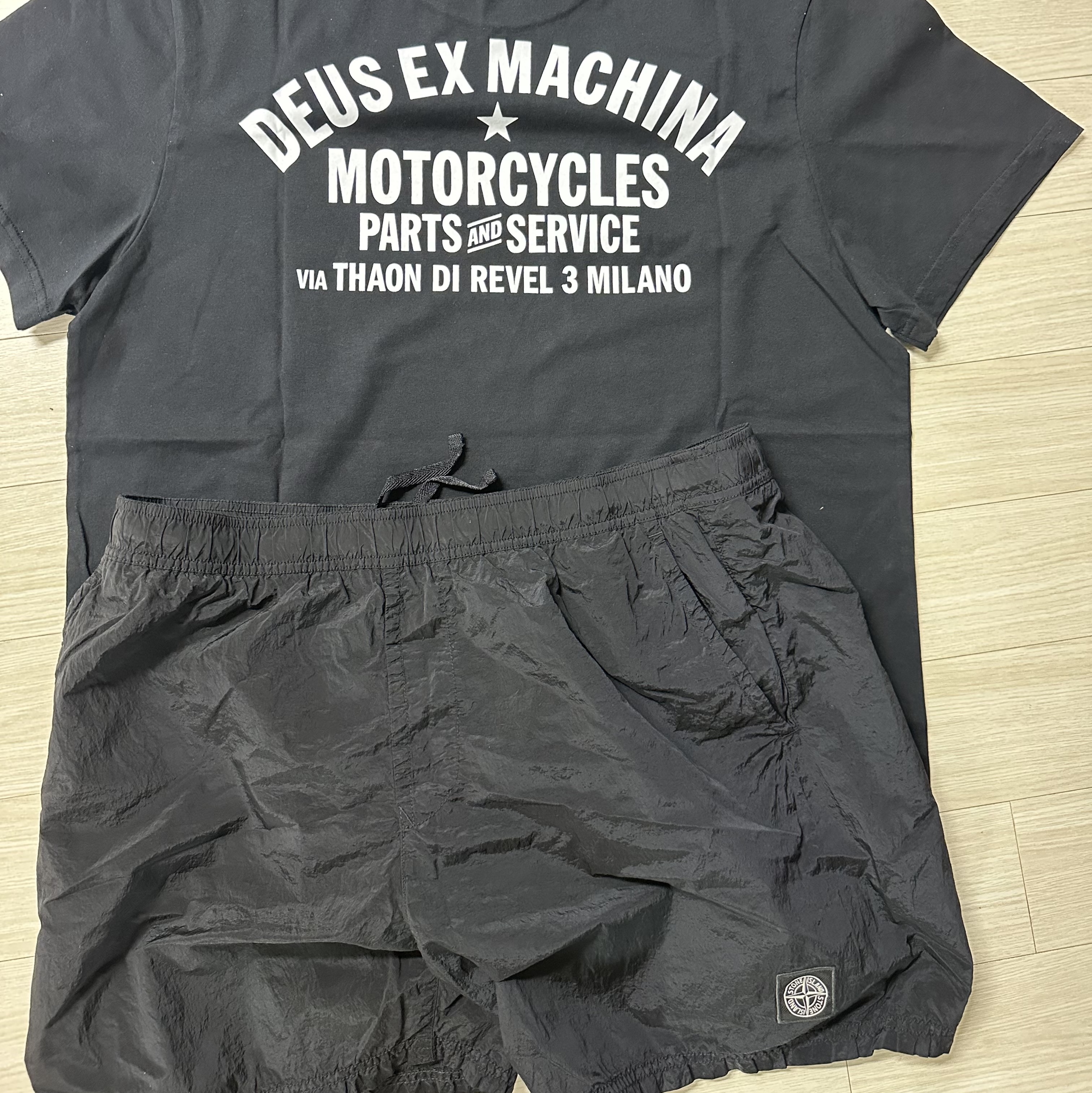 Deus Ex Machina Milano Adress T-Shirt Black, Stone Island B100009 Nylon Metal in Econyl Pocket Details Regular Fit Swim Trunks Black - 25SS 착용 스타일