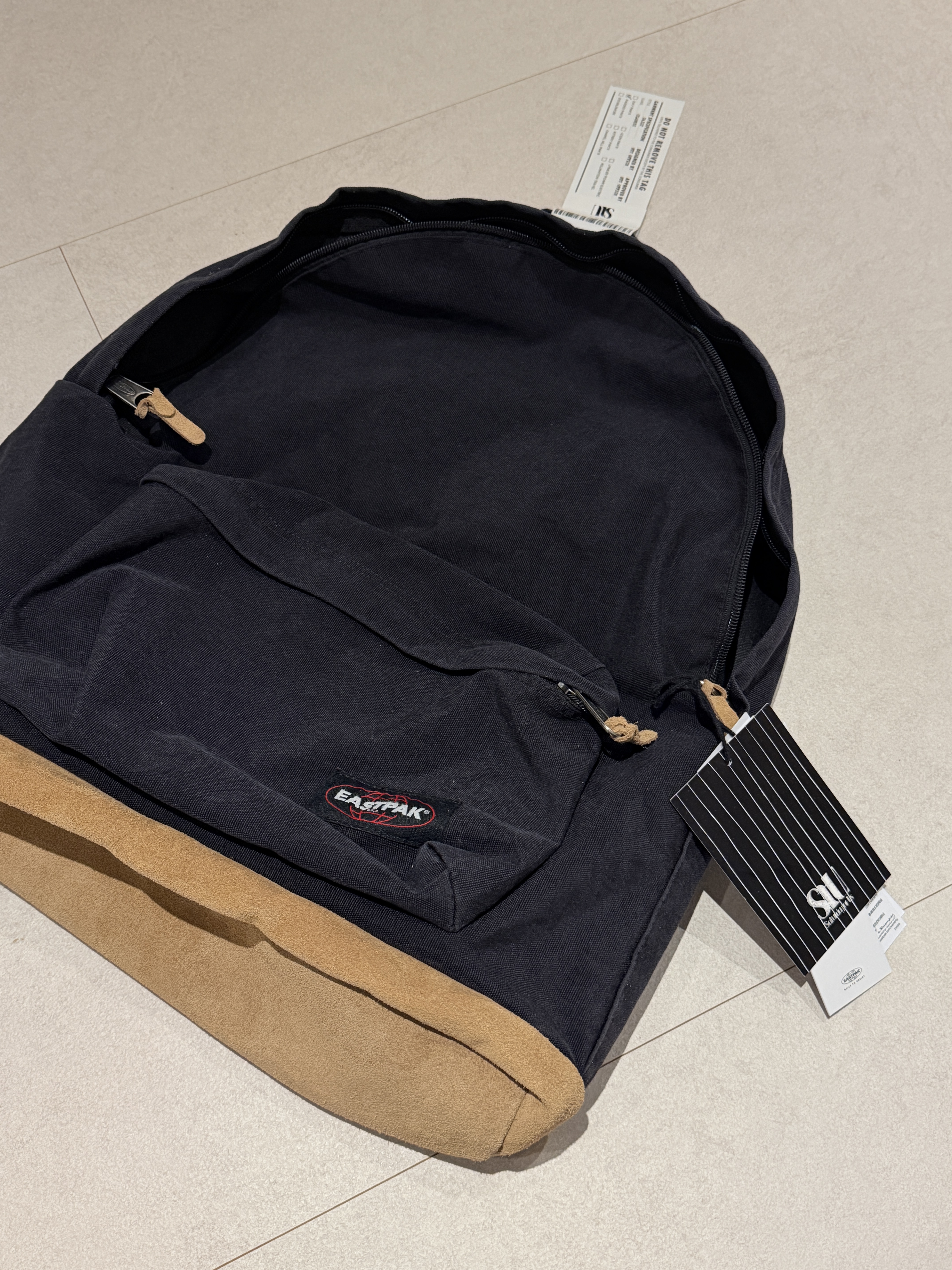 STU X EASTPAK Padded PAK'R 80'S Black XL 착용 스타일 - 2