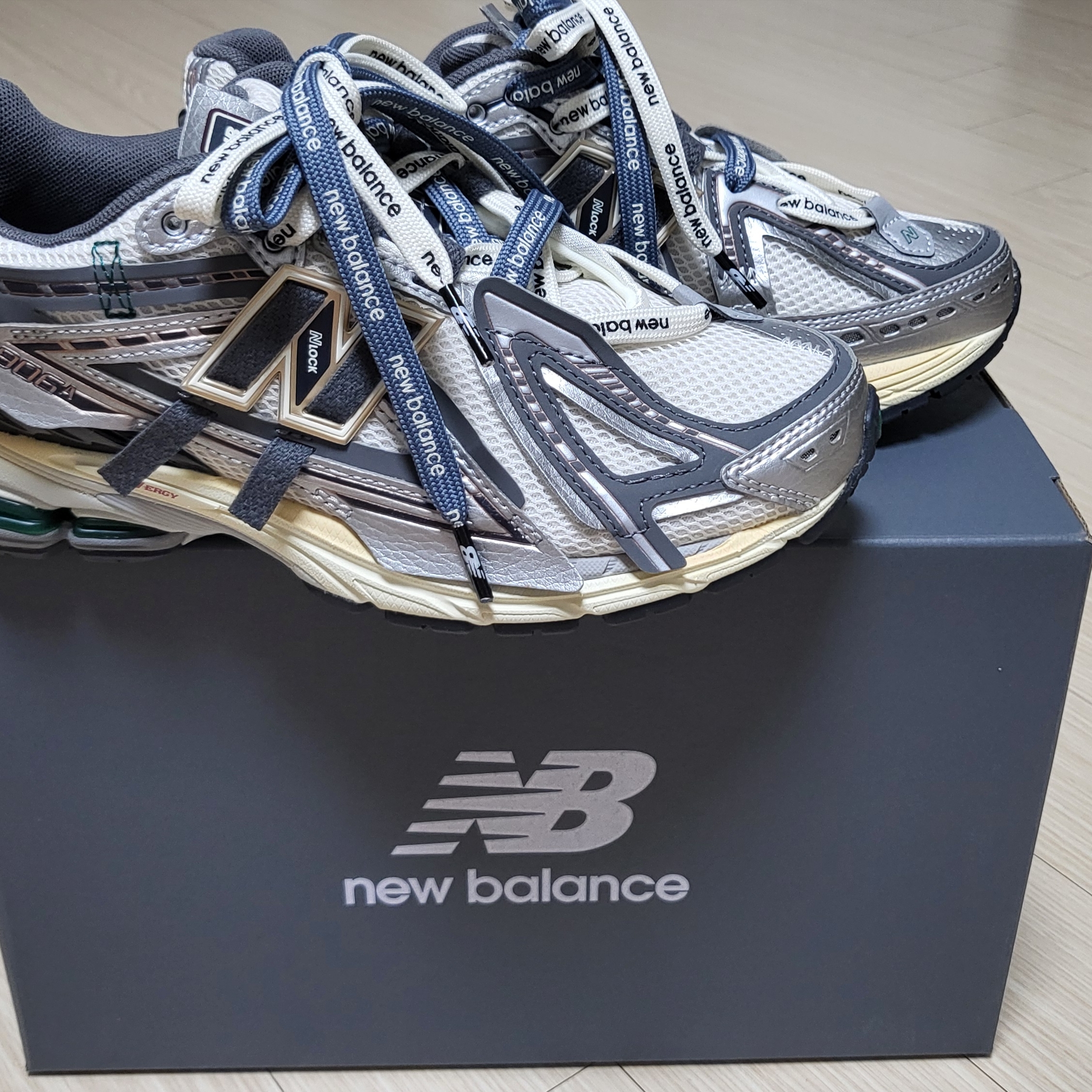 New Balance 1906A Silver Metallic Castlerock 착용 스타일
