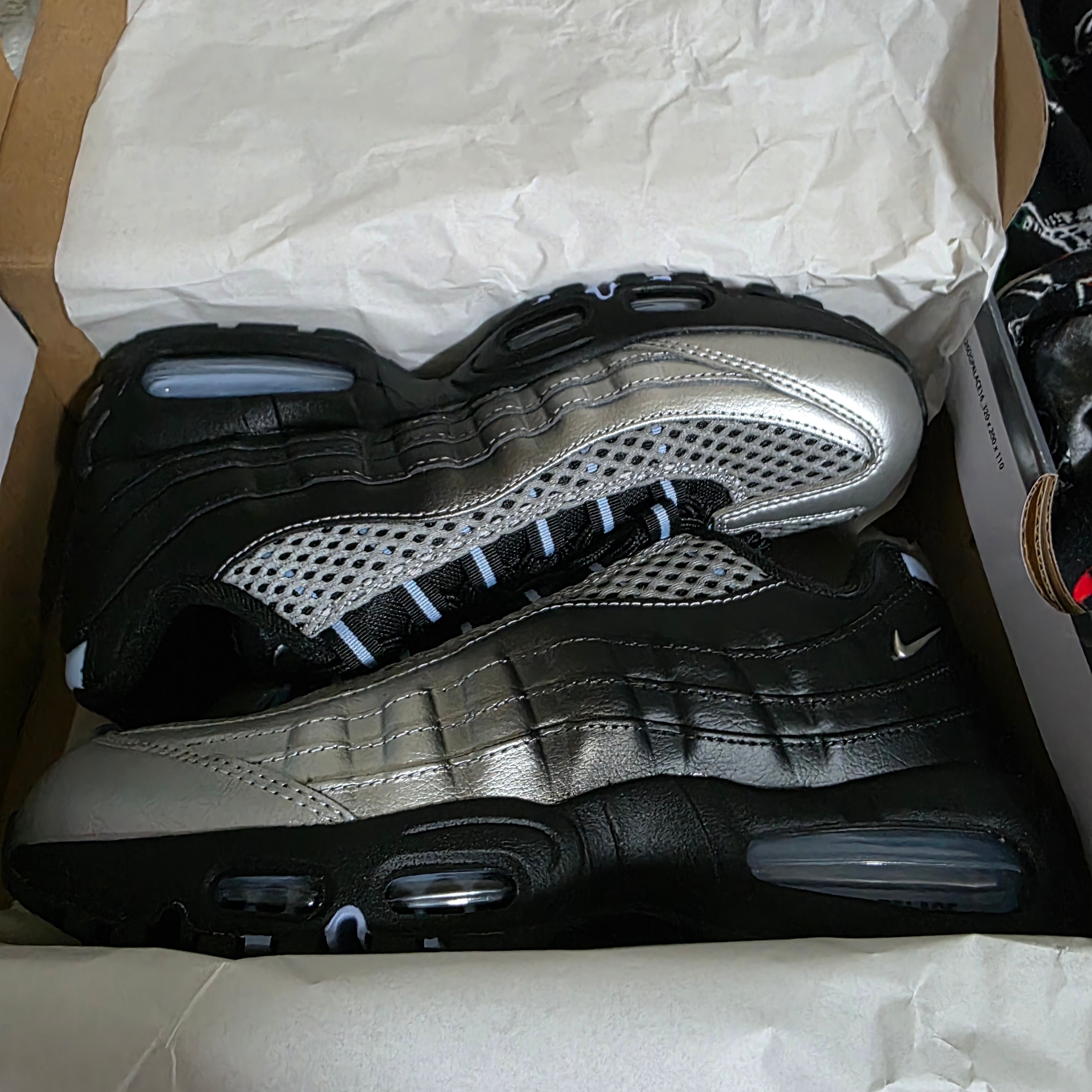 Nike x Palace Air Max 95 Metallic Silver Aluminum 착용 스타일 - 3