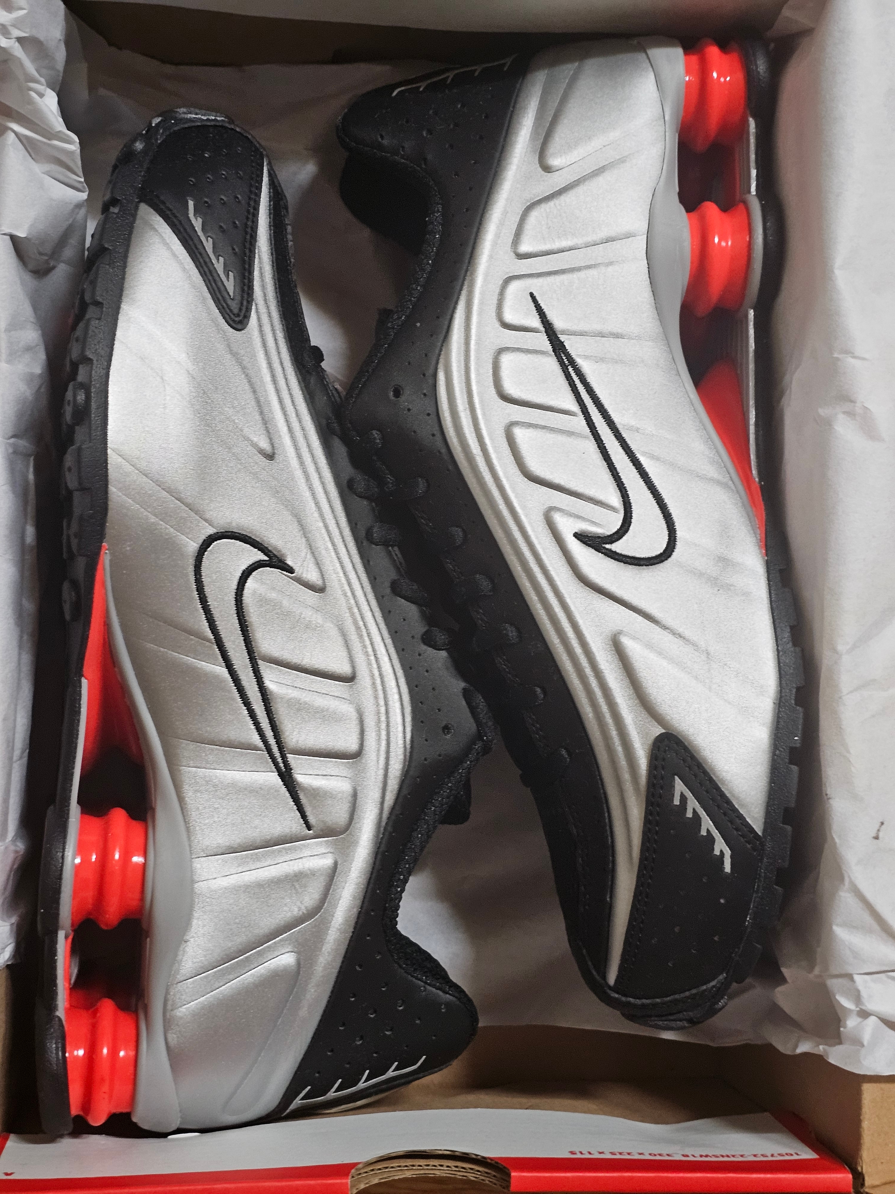 Nike Shox R4 Metallic Silver Red 착용 스타일