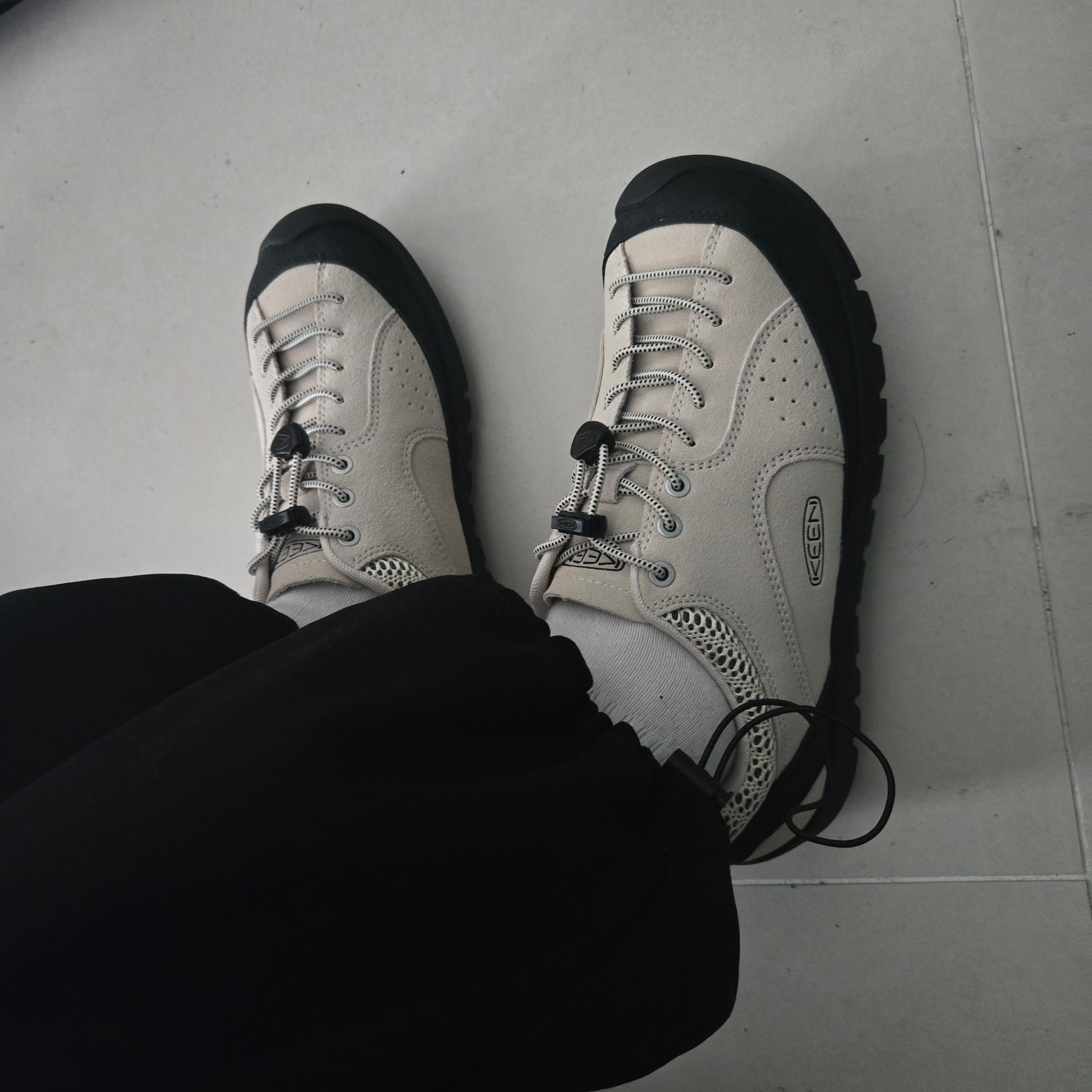 Keen Jasper Rocks SP Sneaker Birch Black, (W) Keen Jasper Rocks SP Sneaker Birch Black 착용 스타일 - 2