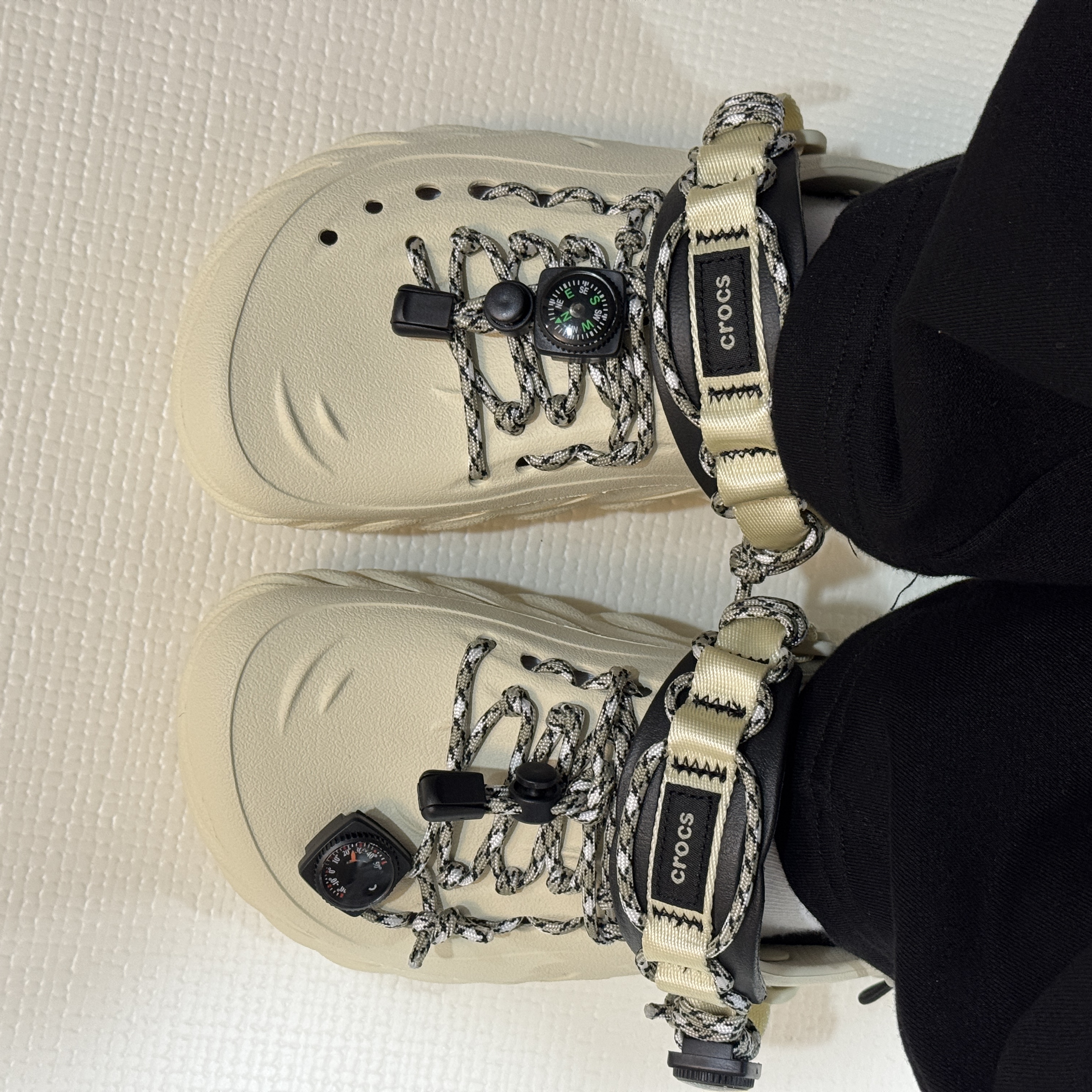Crocs Echo Clog Bone Black 착용 스타일 - 2