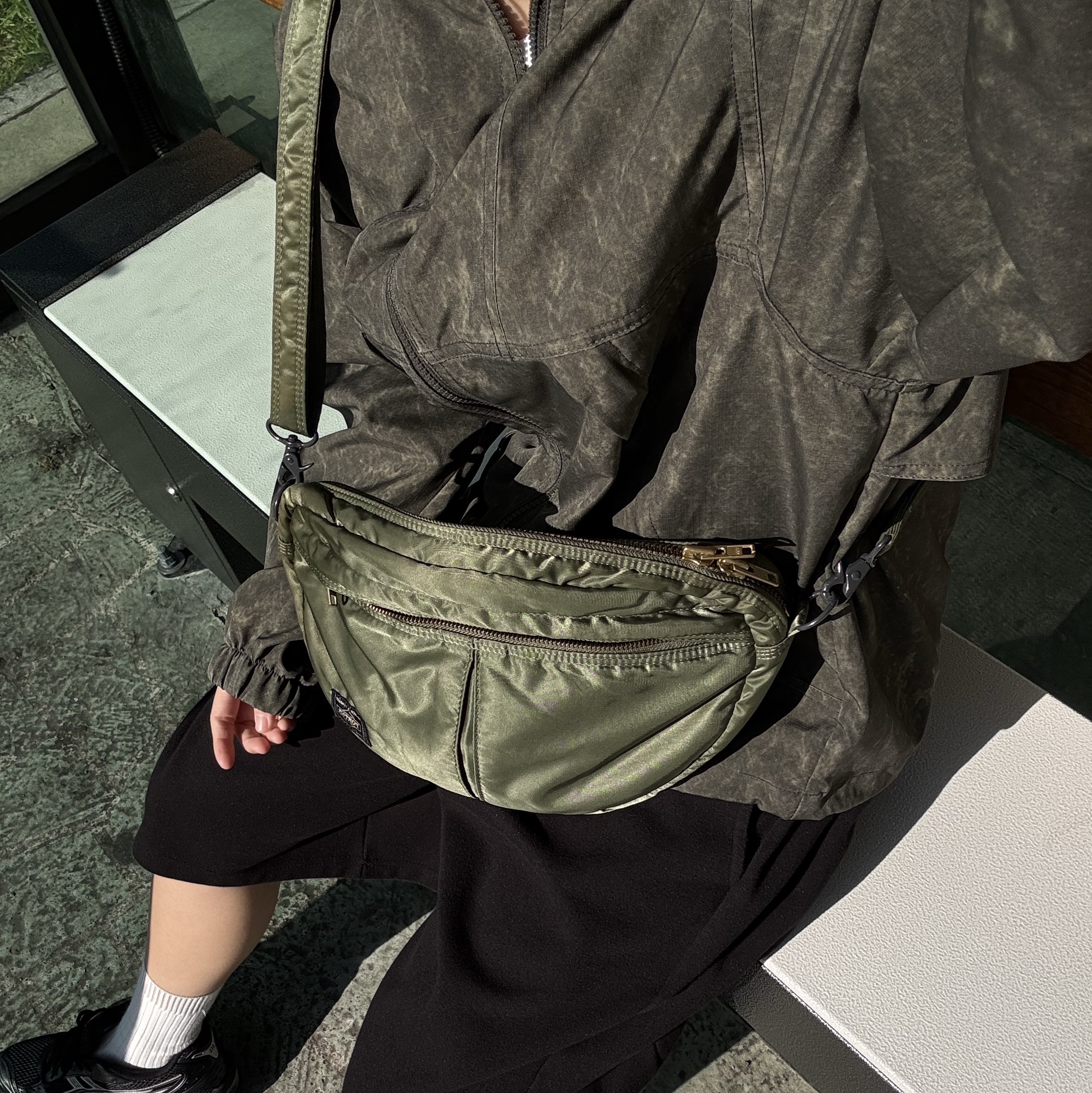 Porter Tanker Shoulder Bag Sage Green 착용 스타일 - 5