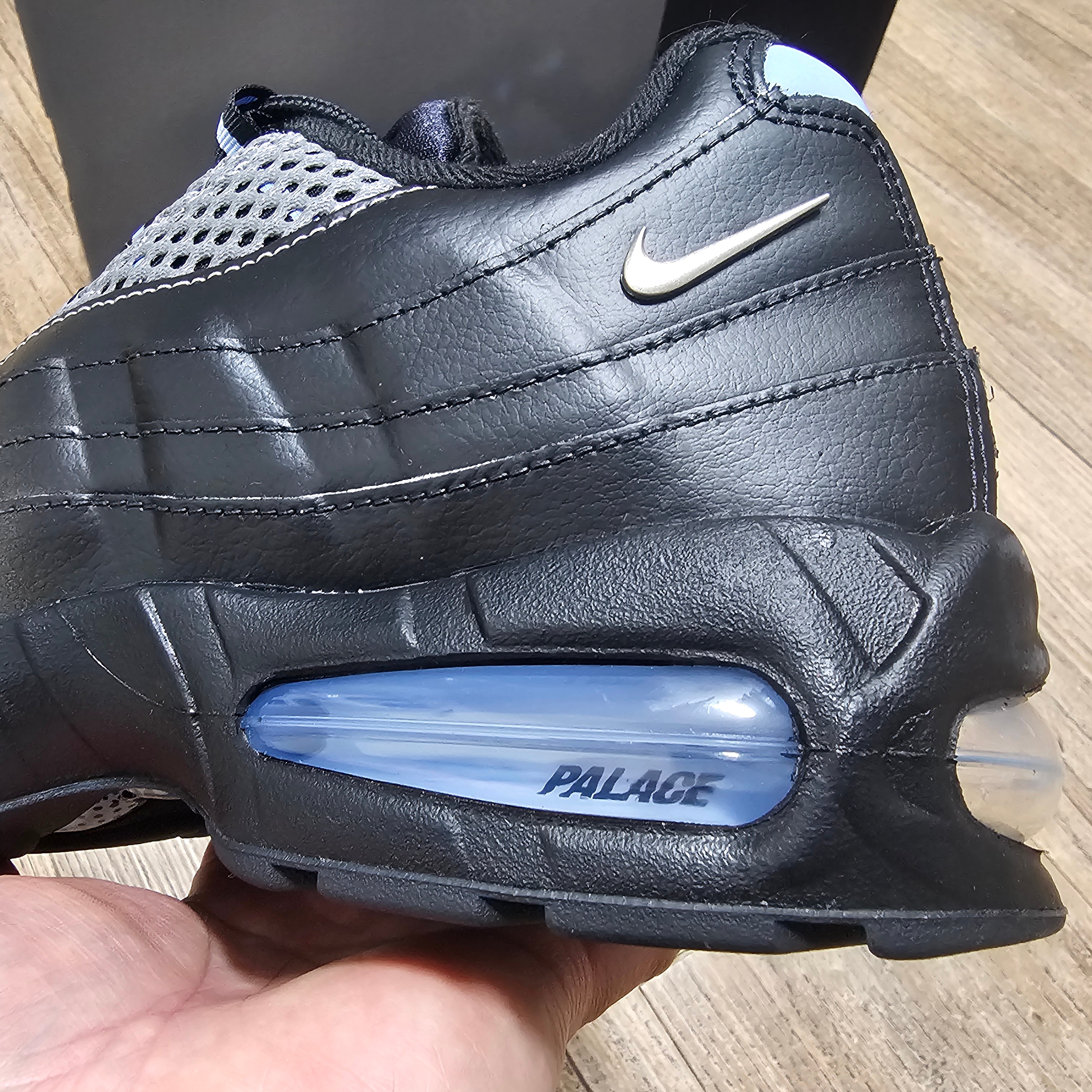 Nike x Palace Air Max 95 Metallic Silver Aluminum 착용 스타일 - 3