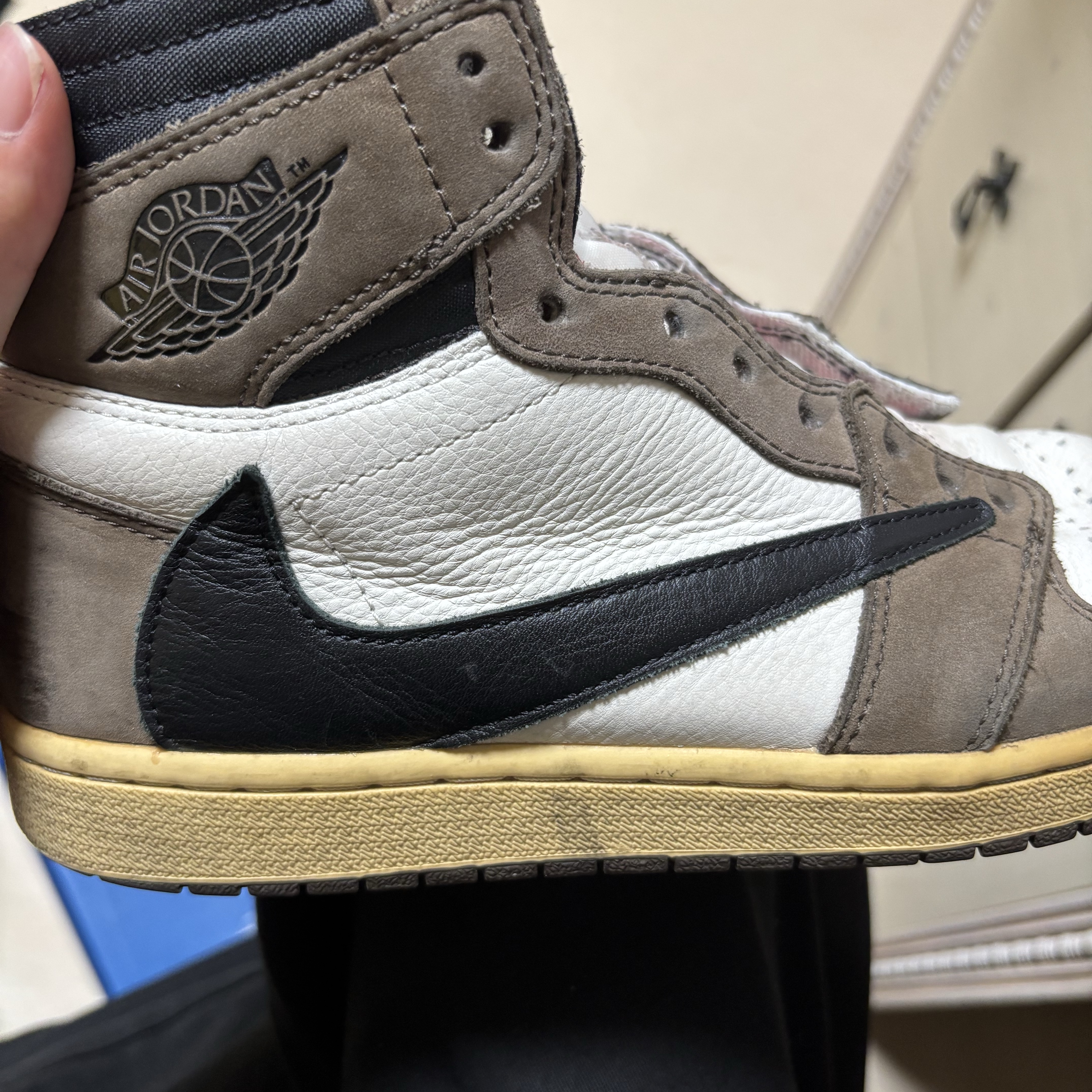 Jordan 1 x Travis Scott Retro High OG SP Mocha 착용 스타일 - 3