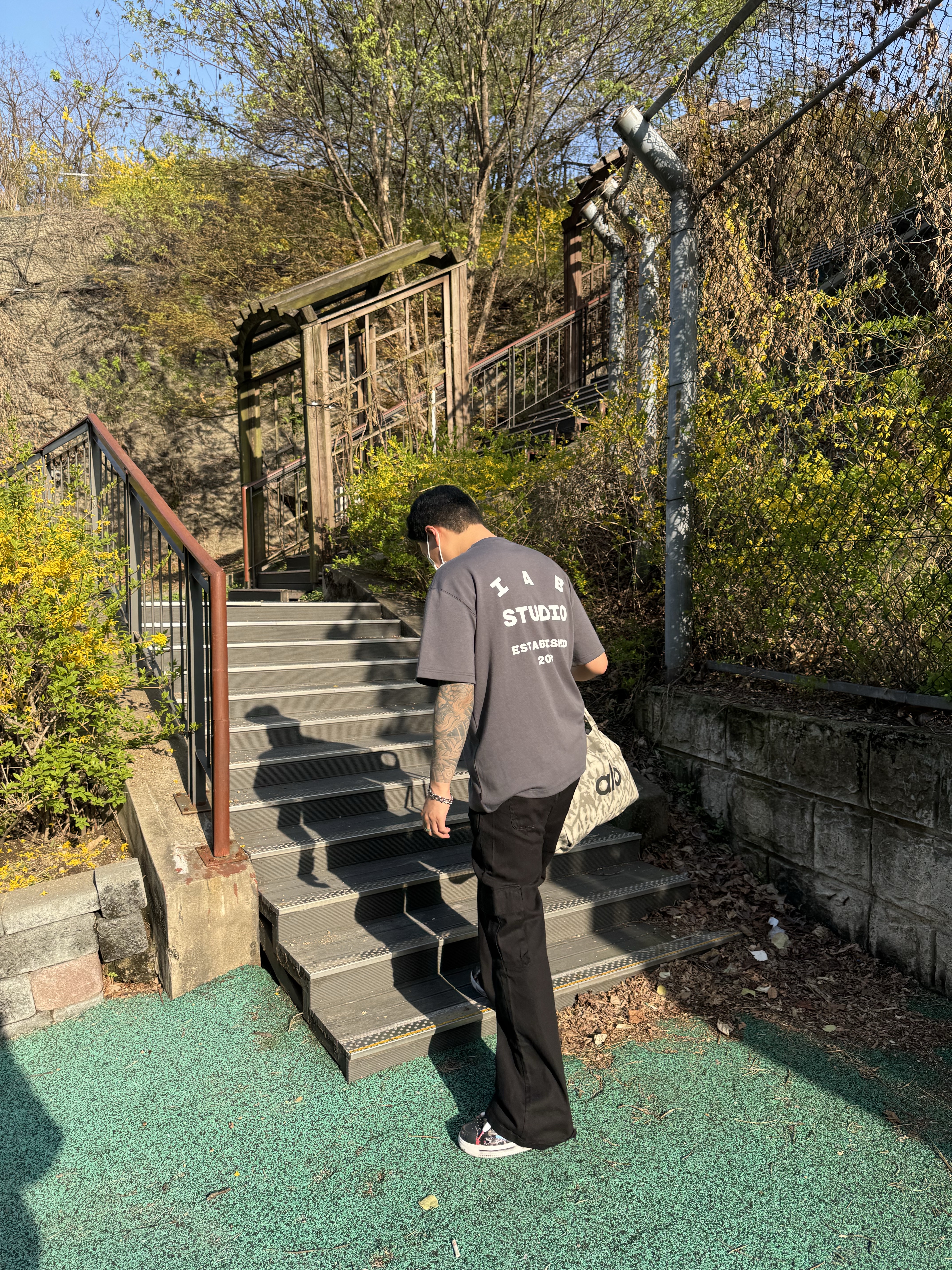 IAB Studio 26 IAB T-Shirt Charcoal White, Nike x Peaceminusone Air Force 1 Low Para-Noise 3.0 Black and Multicolor 착용 스타일 - 1