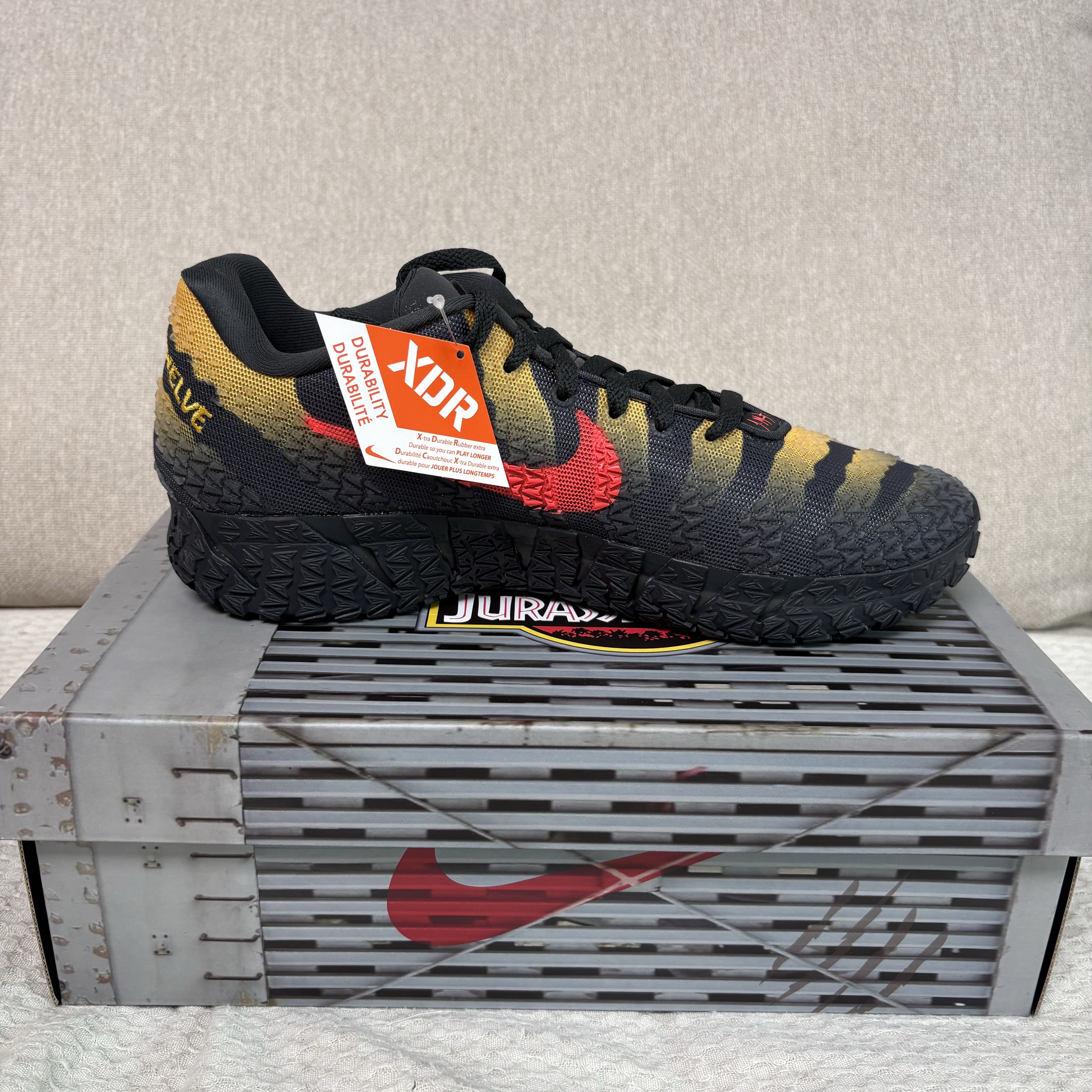 Nike x Jurassic Park Ja 3 EP Anthracite Bright Crimson 착용 스타일 - 3