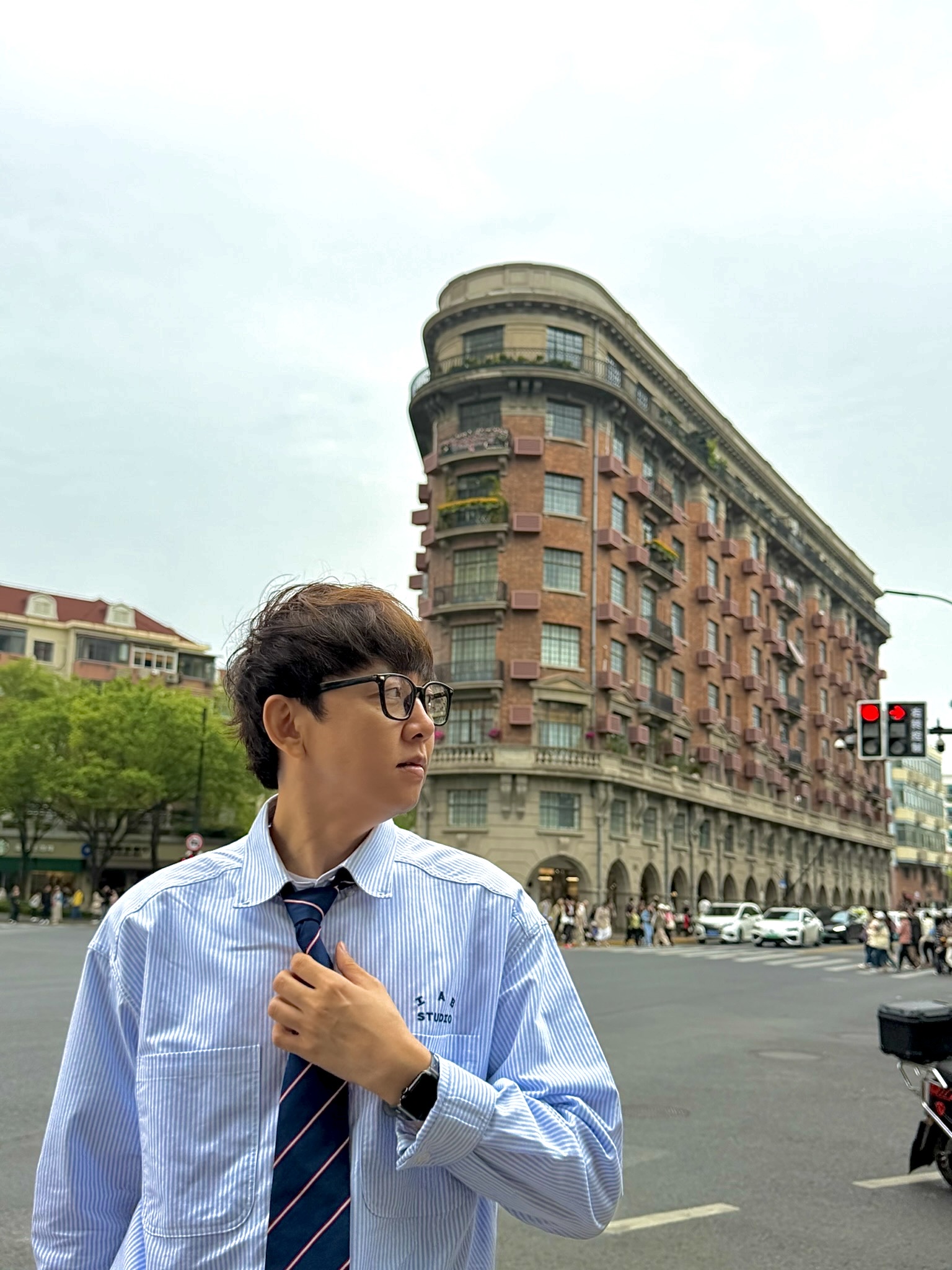 IAB Studio Worksout 20th Anniversary Work Shirt Blue Stripe, Uniqlo x JW Anderson Silk Tie Navy 착용 스타일 - 1