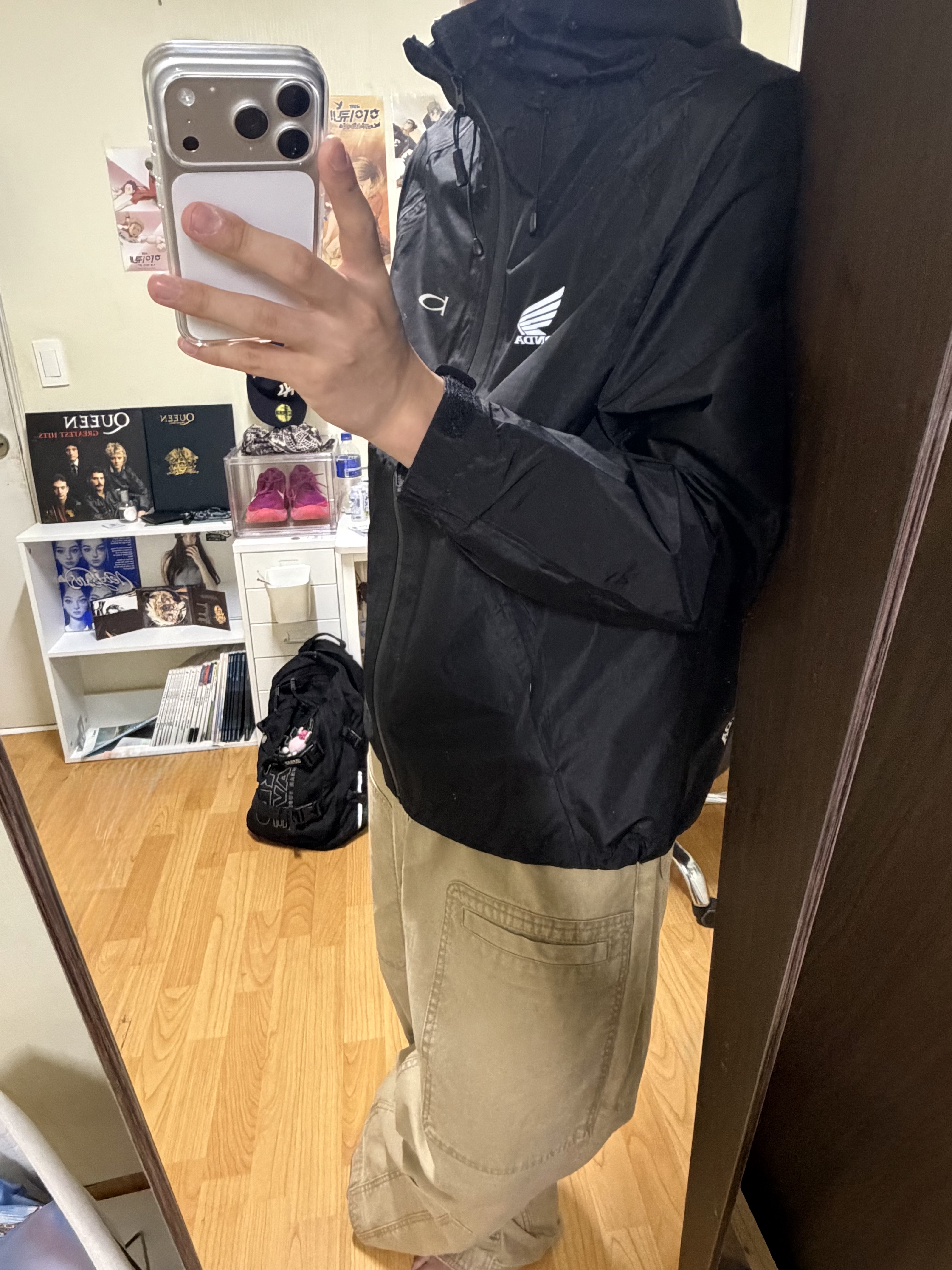 NewJeans How Sweet Standard (Hyein Ver.), Honda Wind Shell Jacket Black 착용 스타일 - 2