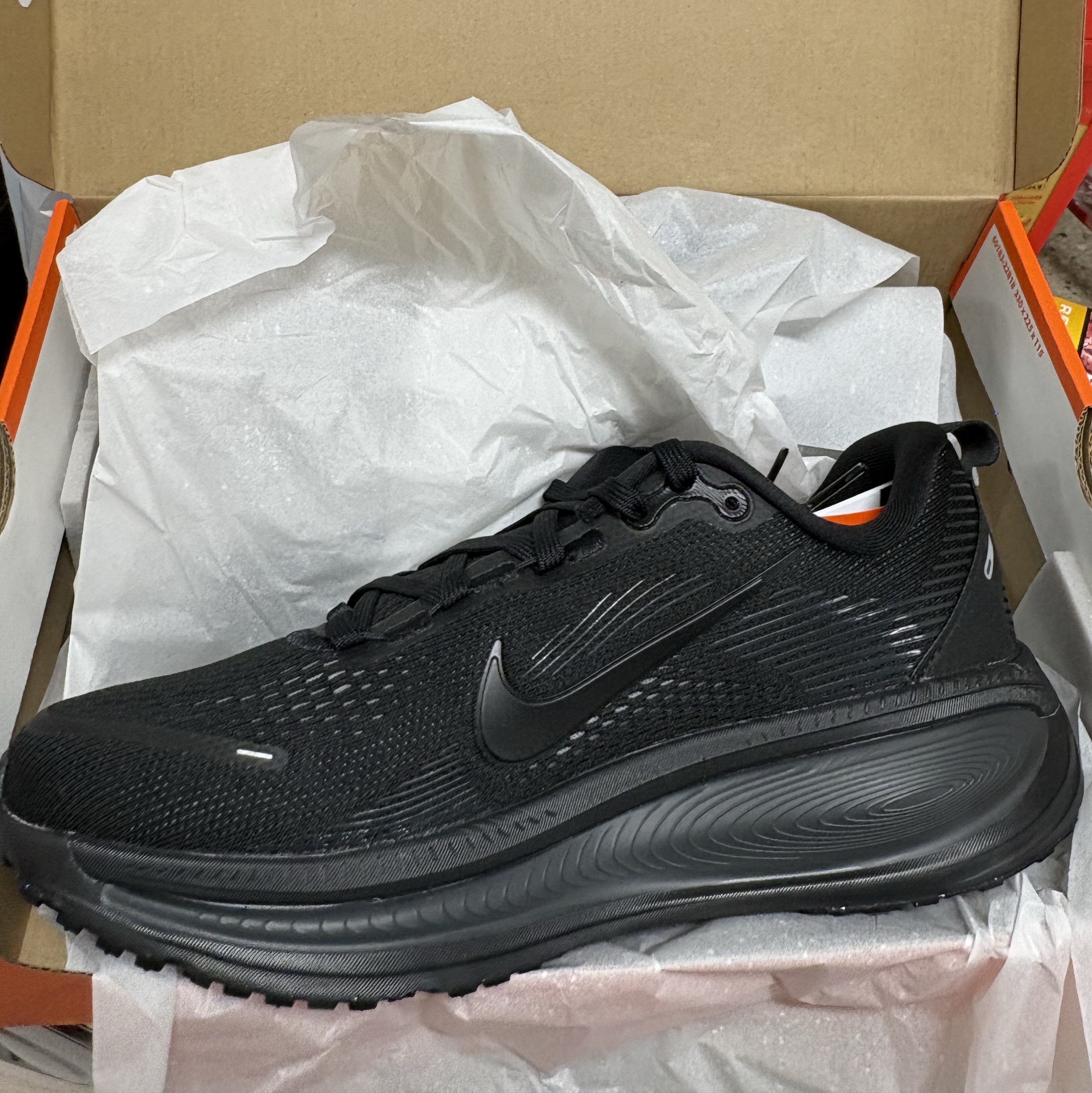 Nike Vomero 18 Black Dark Smoke Grey 착용 스타일 - 4