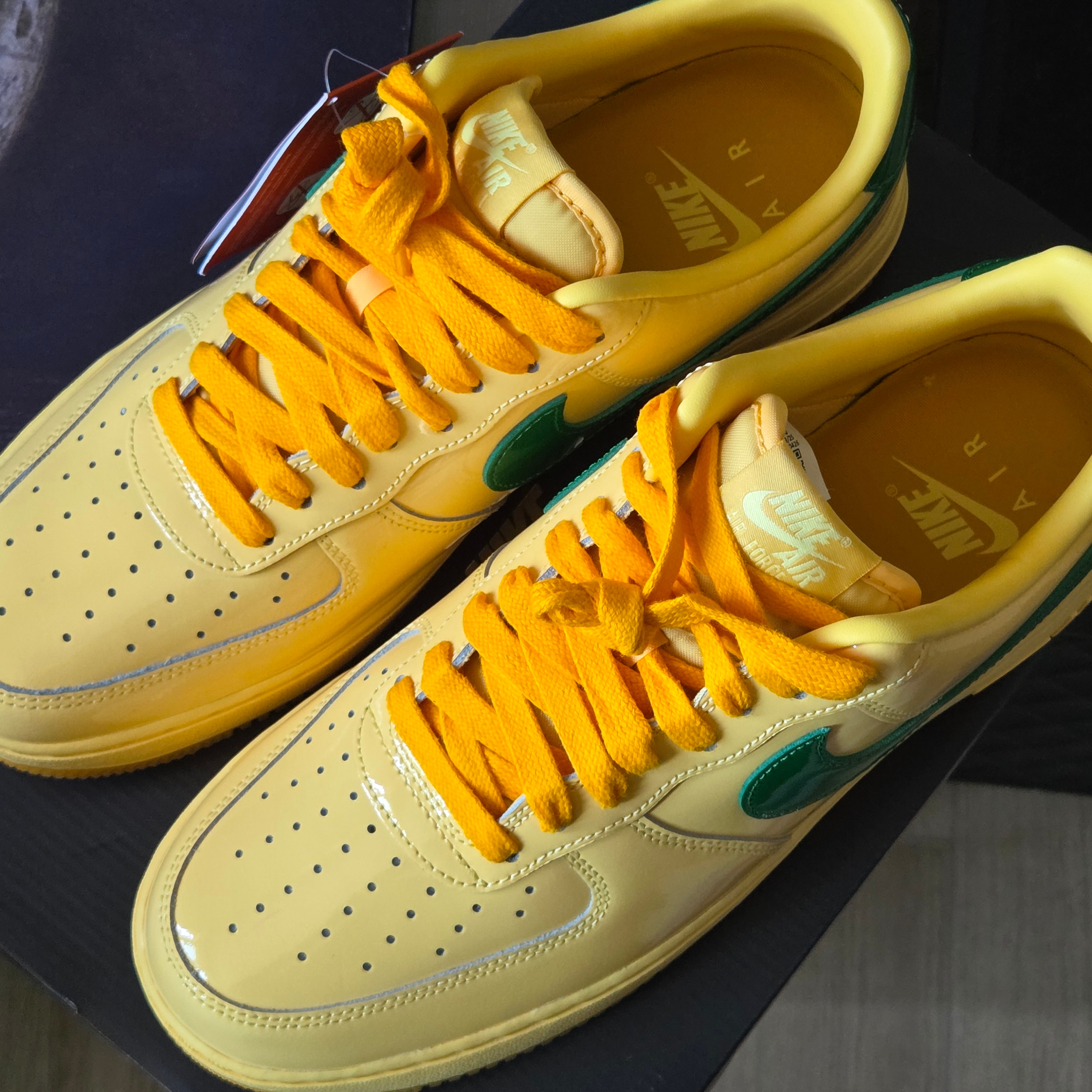 Nike Air Force 1 Low Topaz Gold and Light Laser Orange 착용 스타일 - 1