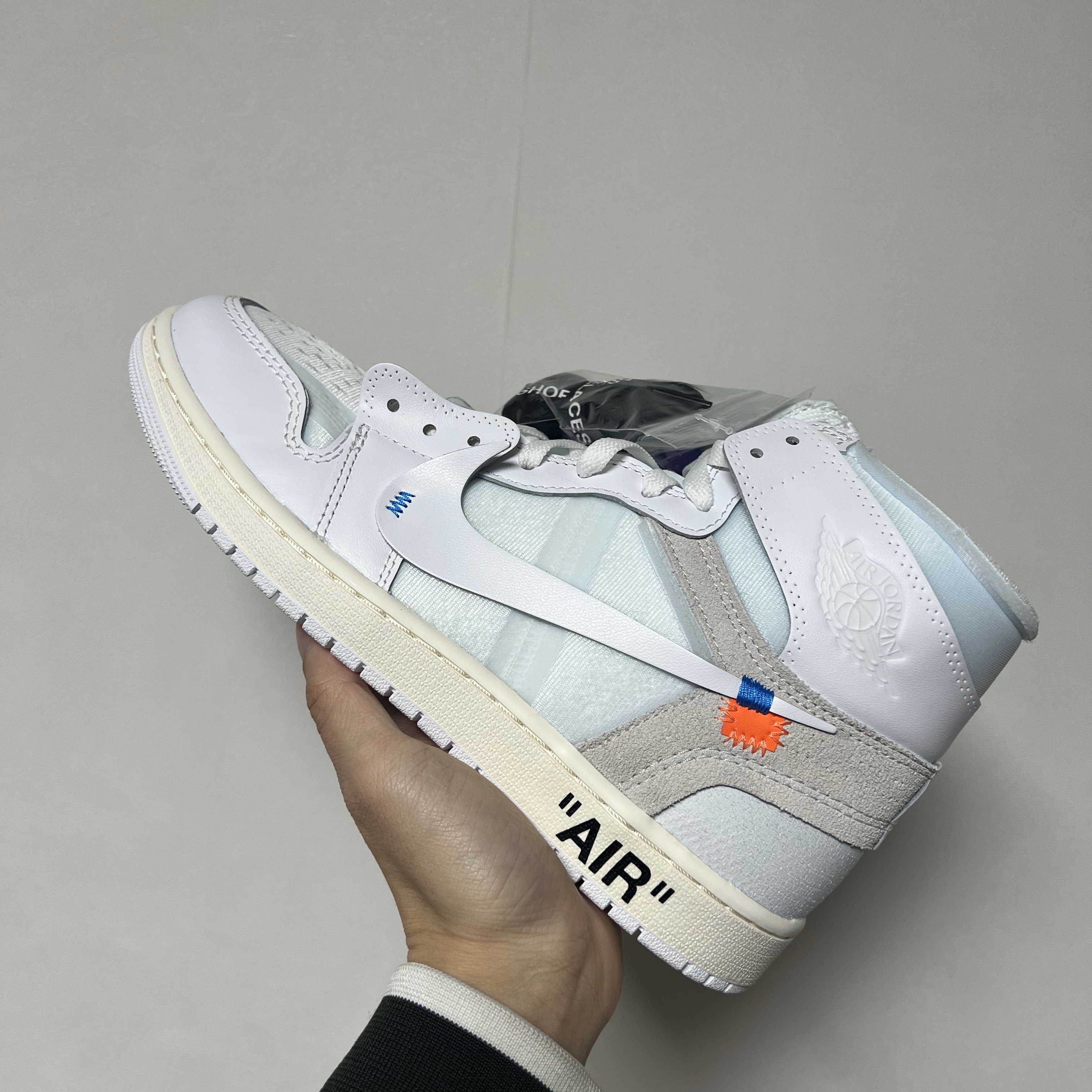 Jordan 1 x Virgil Abloh Archive Retro High Alaska White 착용 스타일 - 1