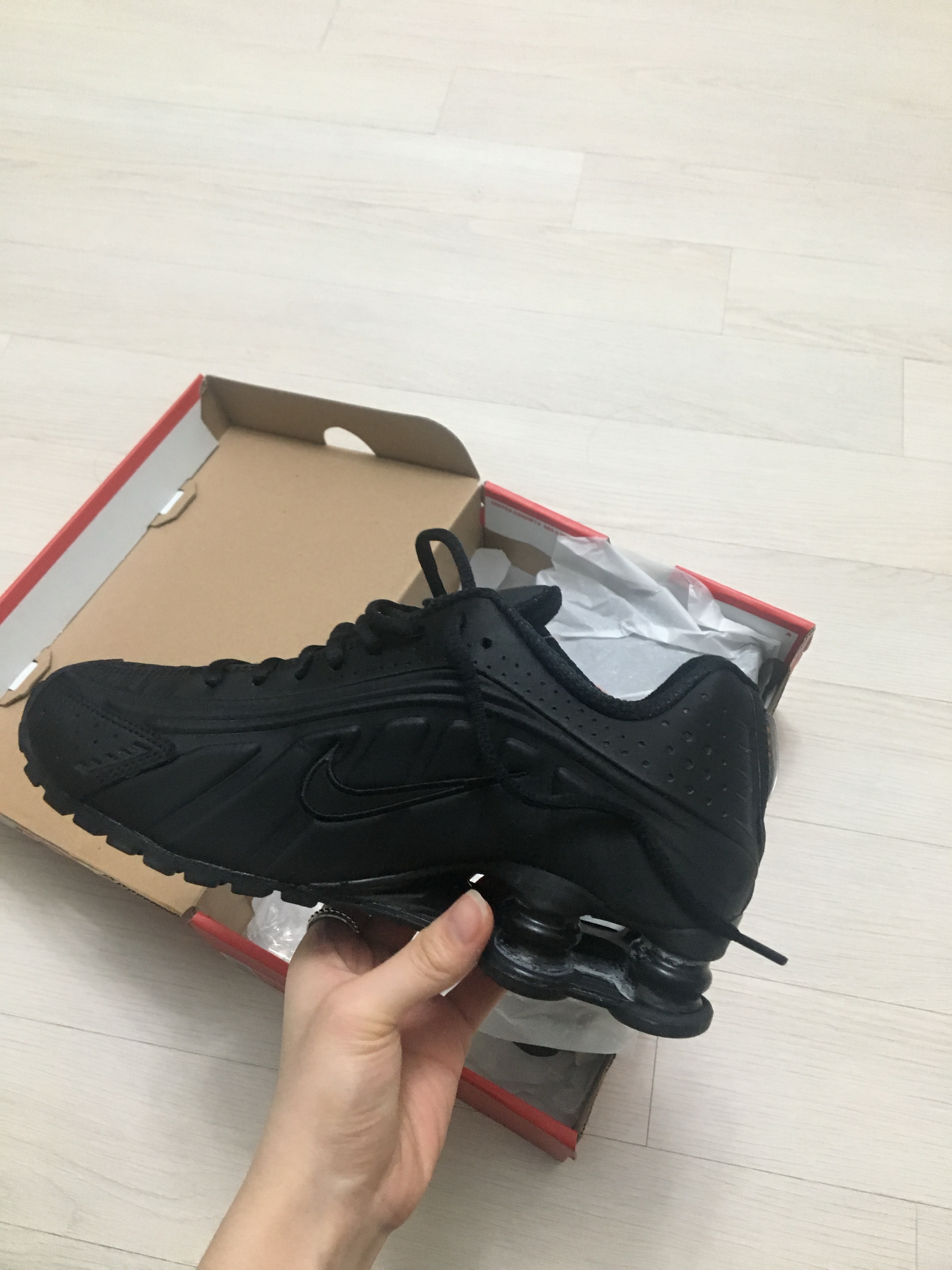 (W) Nike Shox R4 Black 착용 스타일 - 2