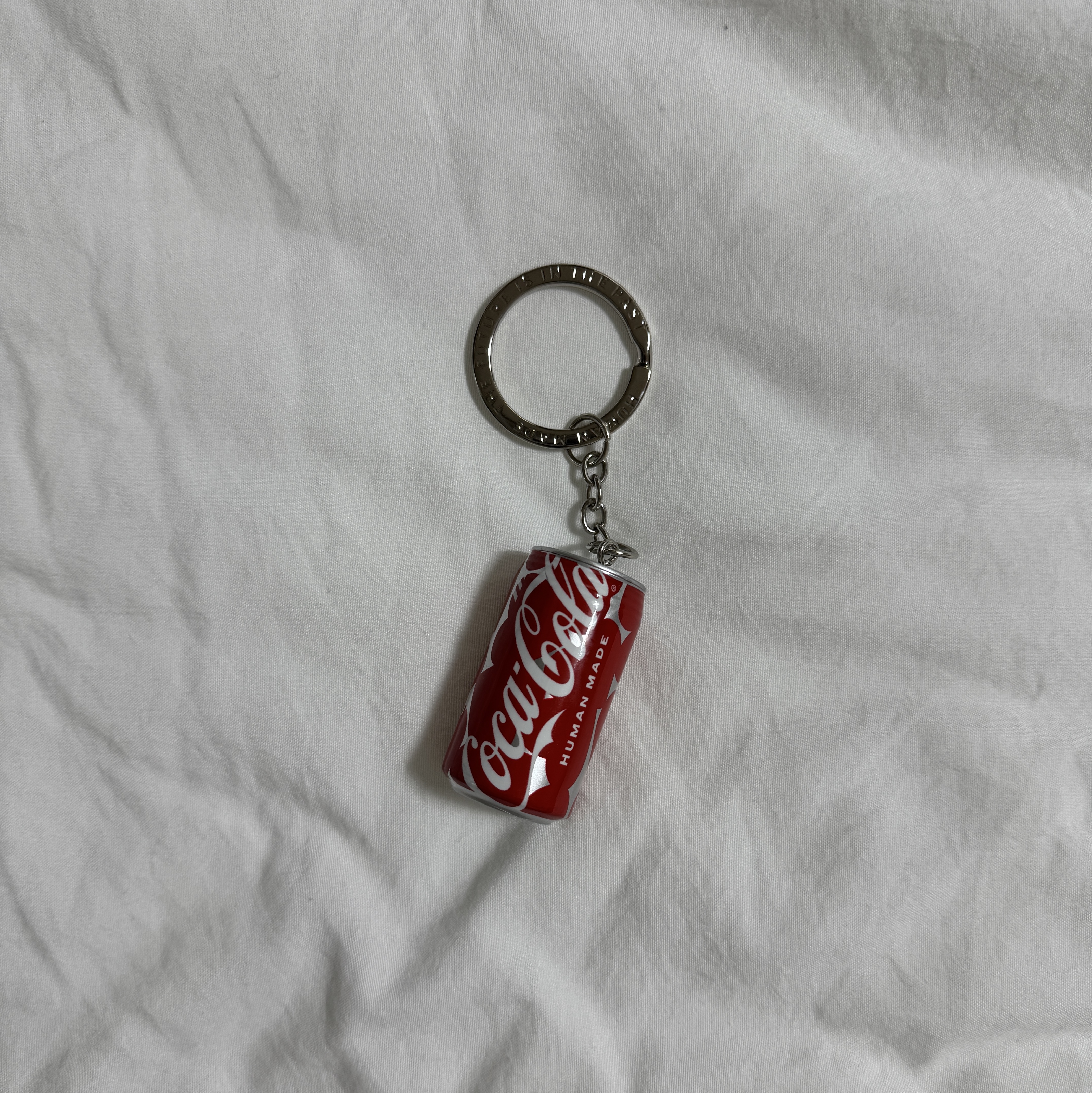 Human Made x Coca-Cola Coke Can Keyring Silver 착용 스타일 - 2