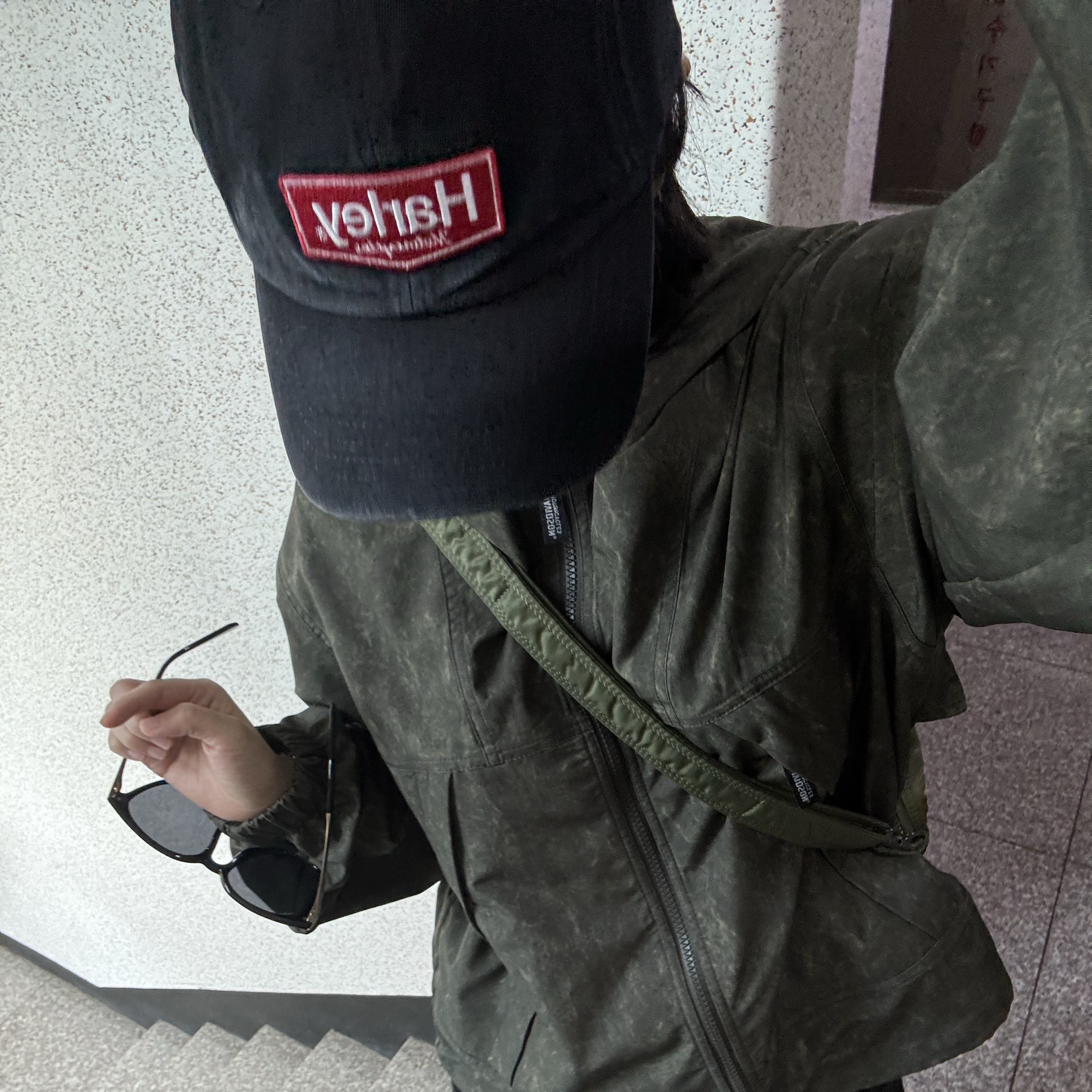 Porter Tanker Shoulder Bag Sage Green 착용 스타일 - 2