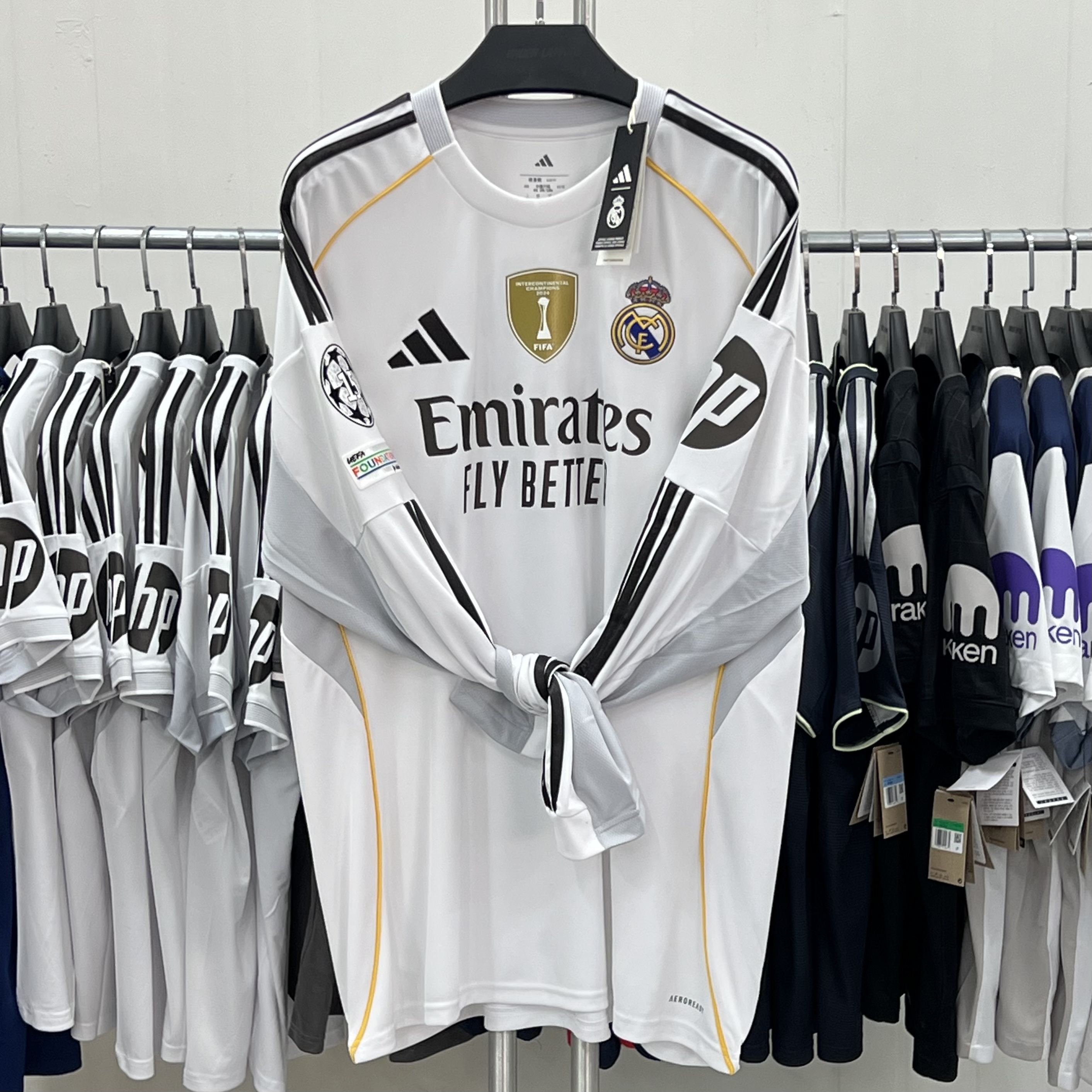 Adidas Real Madrid 99/00 Home Jersey White - KR Sizing (Non Marking Ver.), Adidas Real Madrid 99/00 Away Jersey Black - KR Sizing (Non Marking Ver.) 착용 스타일 - 2
