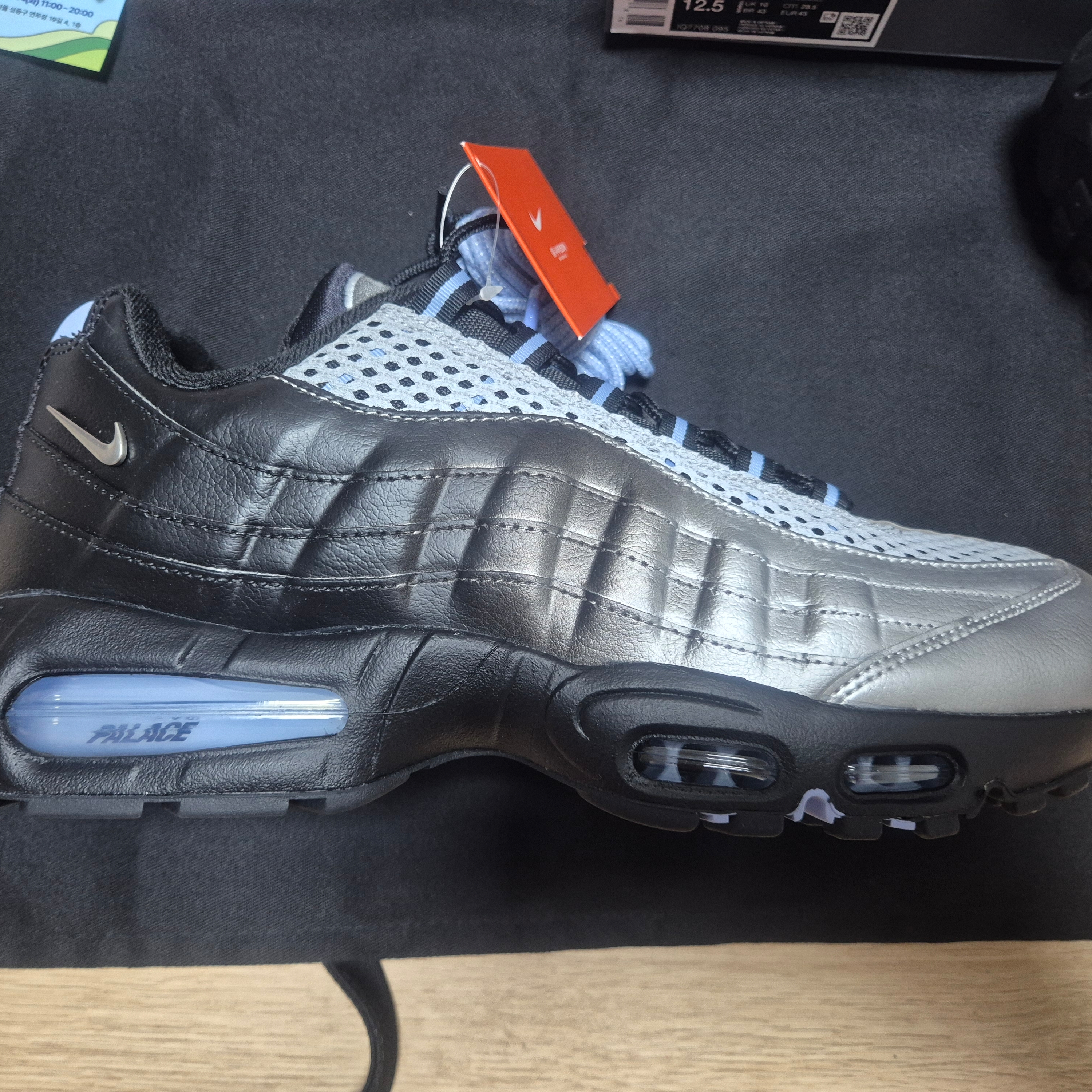 Nike x Palace Air Max 95 Metallic Silver Aluminum 착용 스타일 - 1