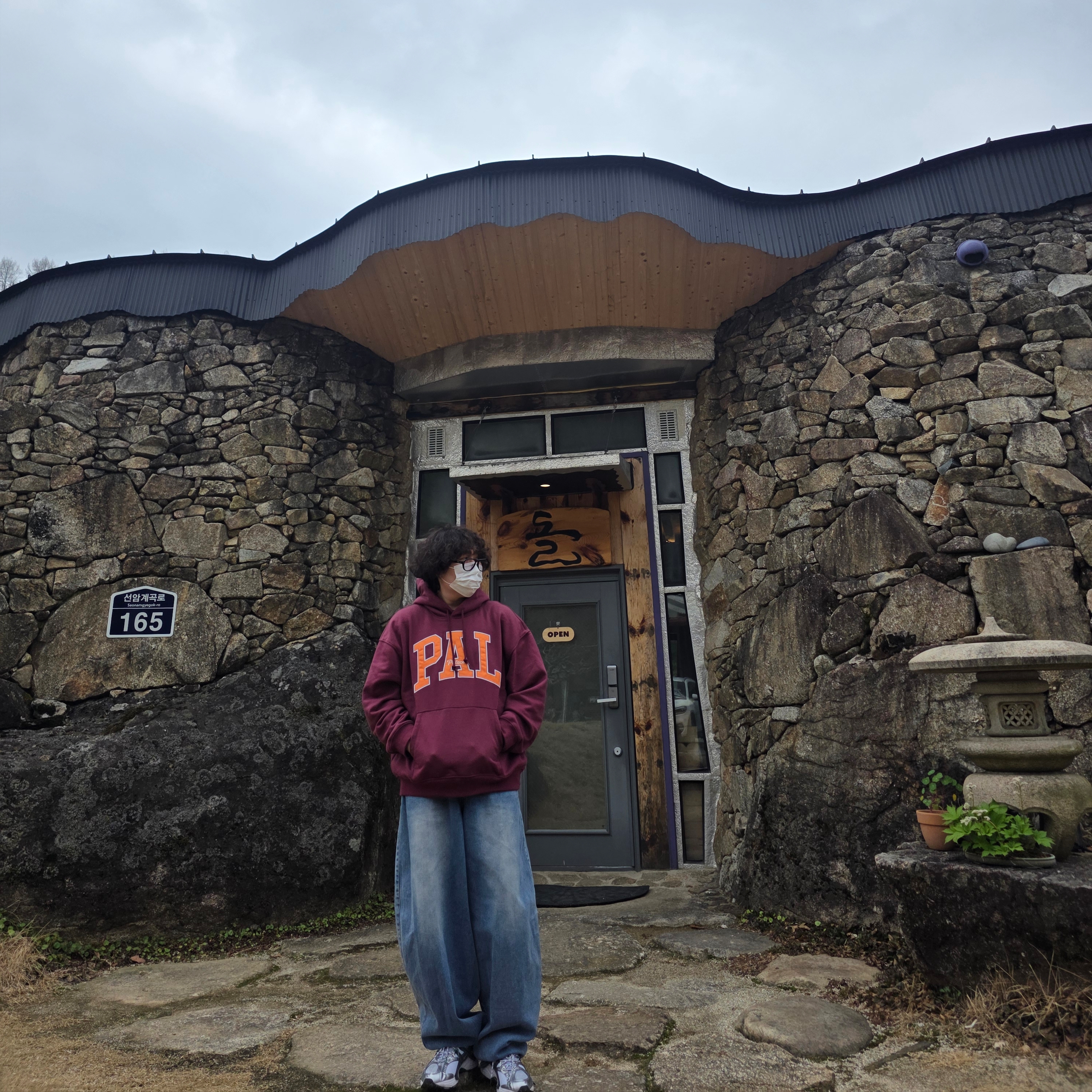 Palace x Gap Hood Burgundy - 24SS, Gentle Monster Oaa 01(V) Black 착용 스타일 - 1