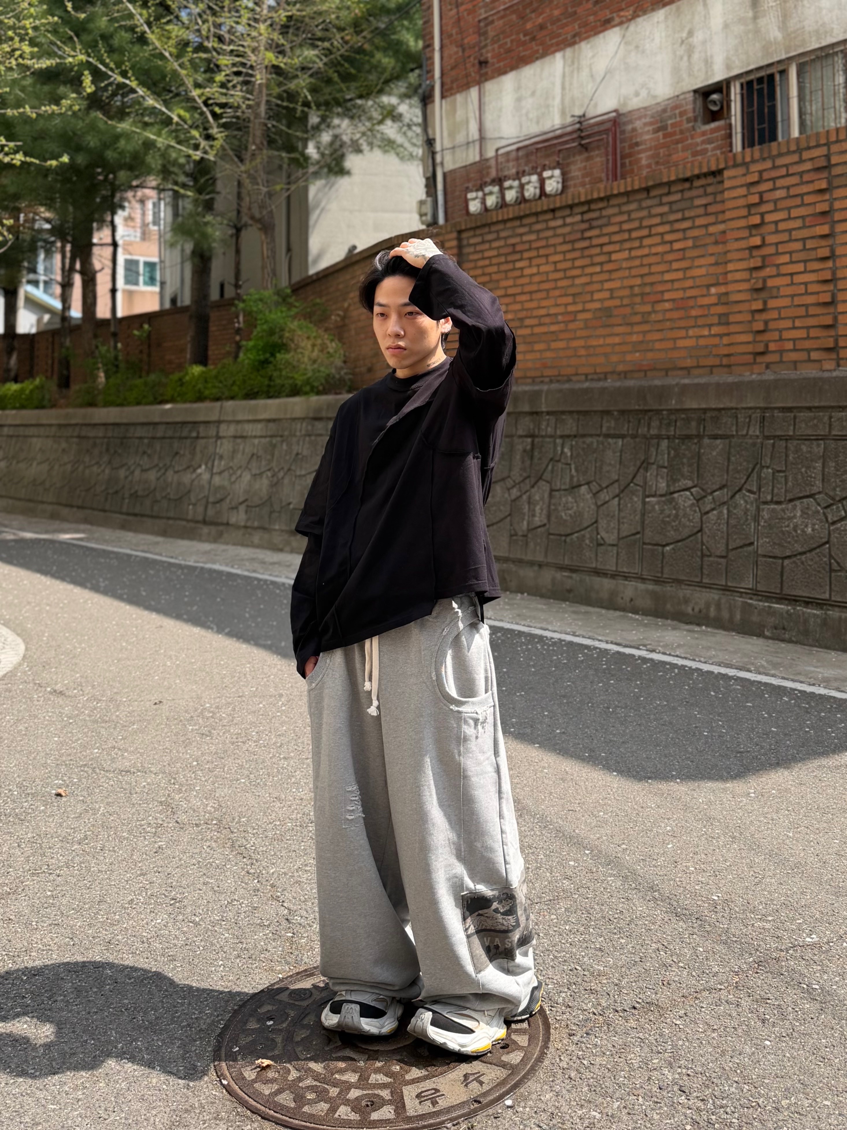 Balenciaga Cargo Sneakers White Grey 착용 스타일 - 3