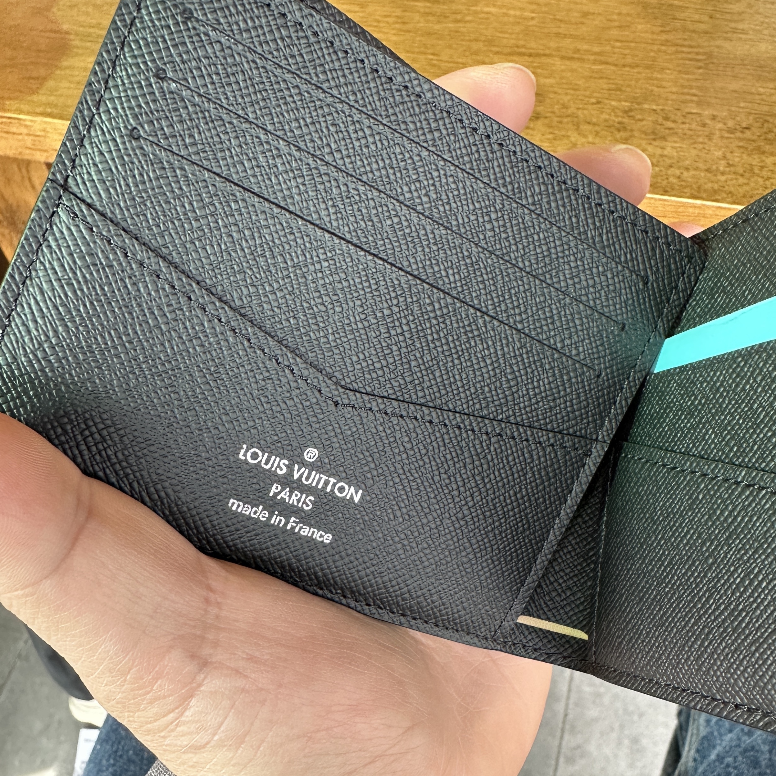 Louis Vuitton Slender Wallet Monogram Eclipse 착용 스타일 - 2