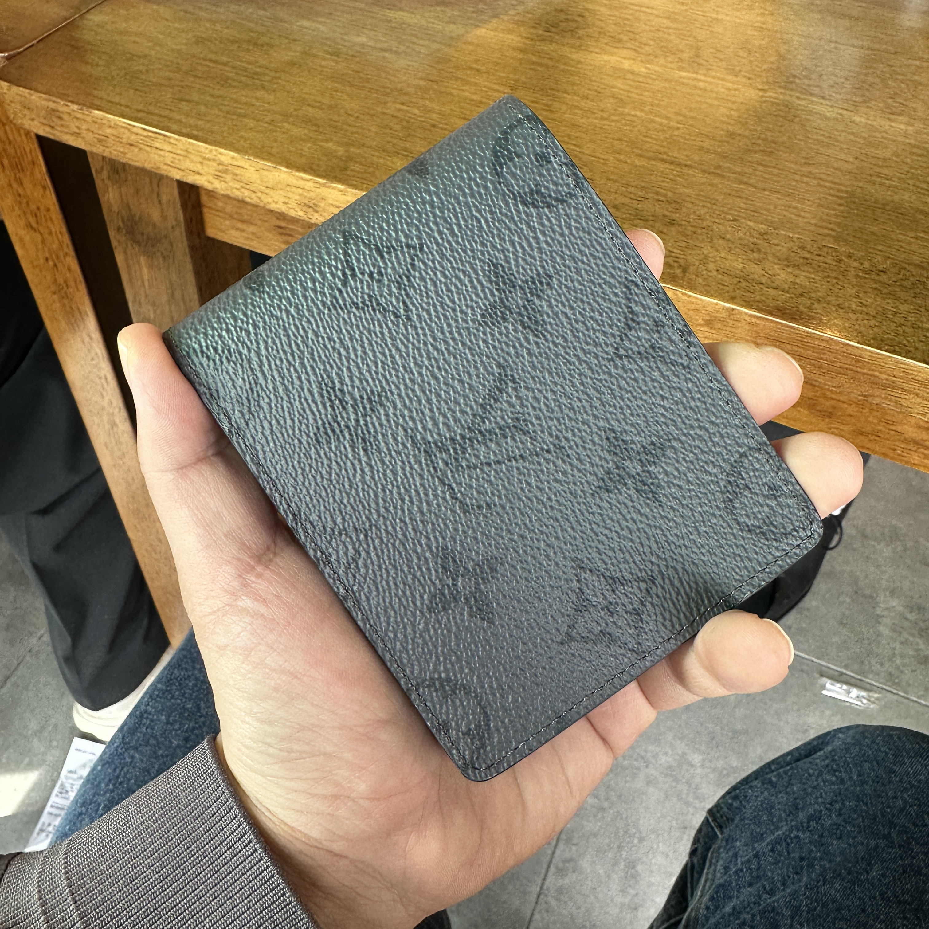 Louis Vuitton Slender Wallet Monogram Eclipse 착용 스타일 - 1