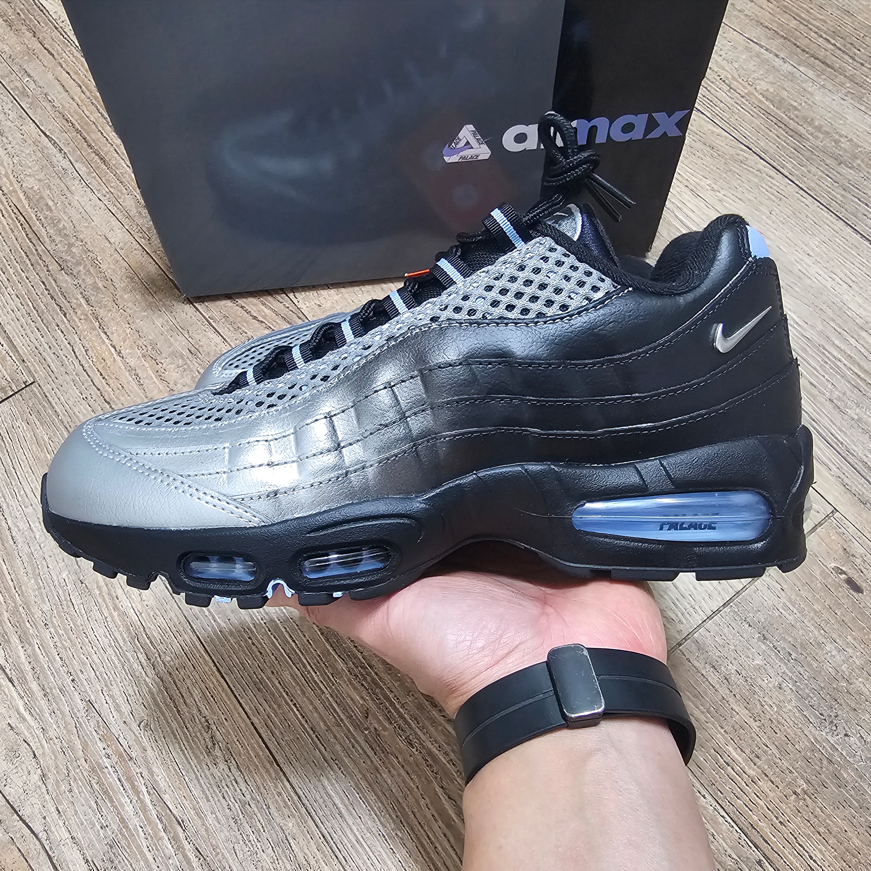 Nike x Palace Air Max 95 Metallic Silver Aluminum 착용 스타일 - 2