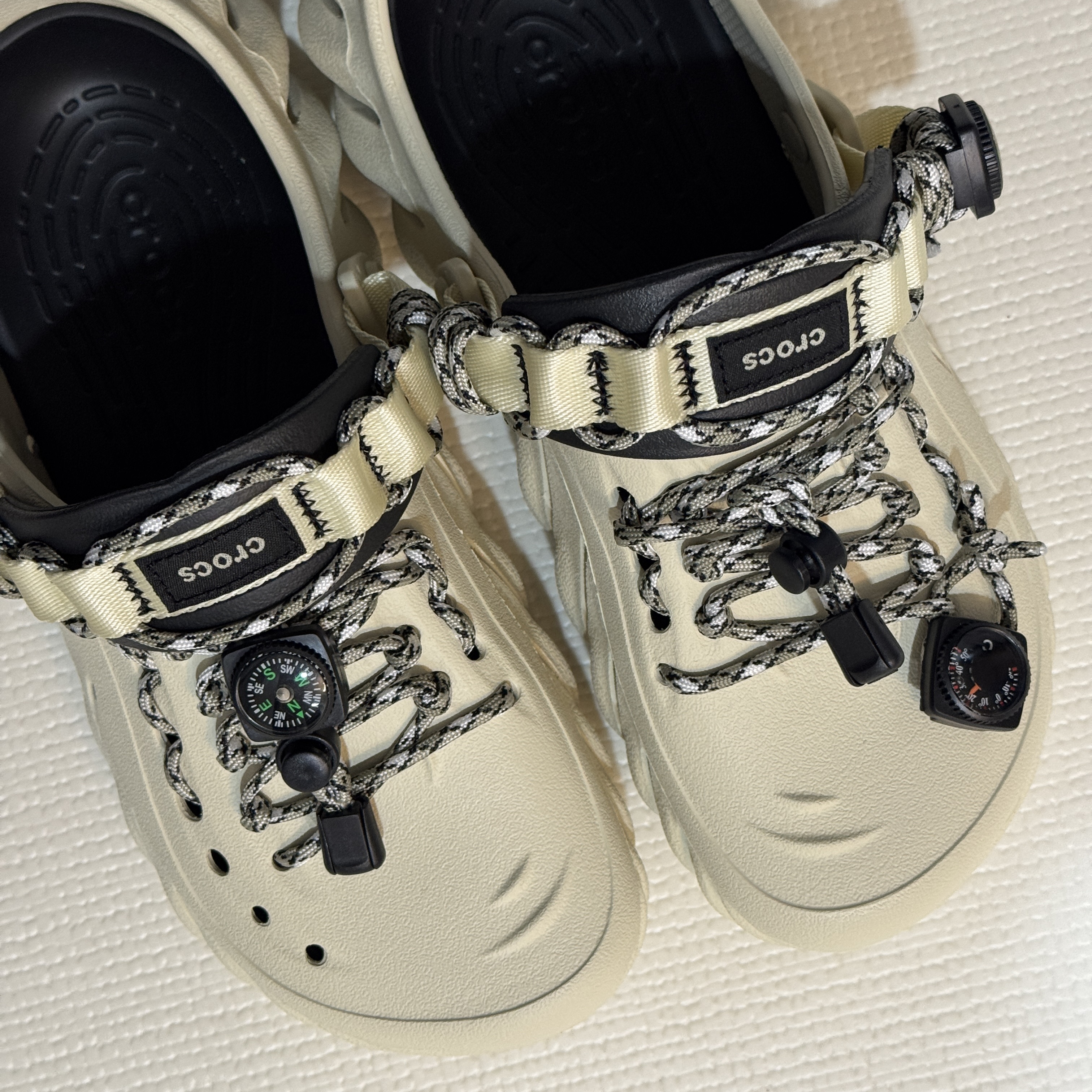 Crocs Echo Clog Bone Black 착용 스타일 - 1
