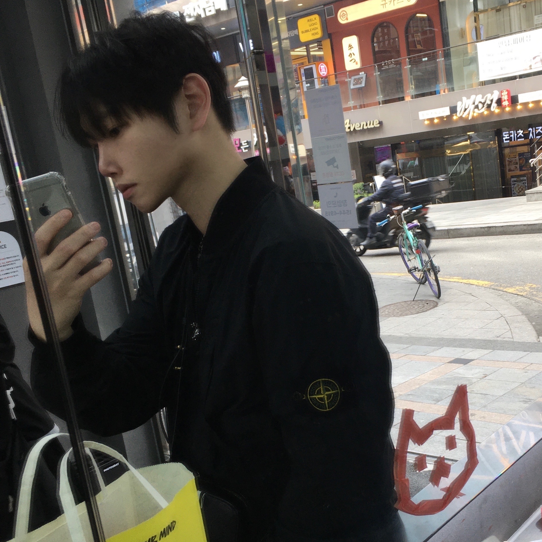 Thom Browne Pebble Grain Leather Vertical Camera Bag Black, Stone Island 44431 Skin Touch Nylon TC Packable Bomber Jacket Black - 20SS 착용 스타일