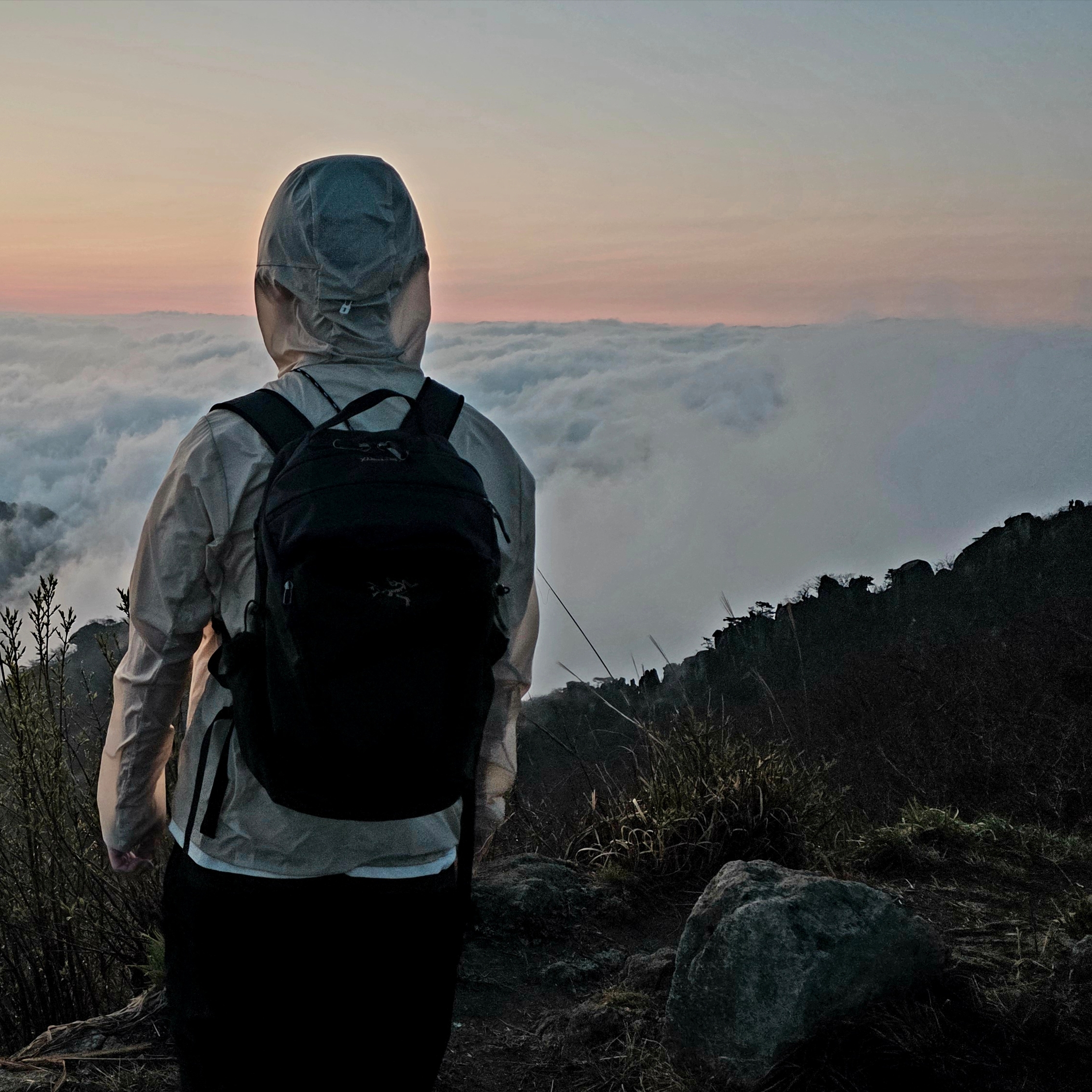 Arc'teryx Mantis 26 Backpack Black, Patagonia Houdini Jacket Pumice 착용 스타일