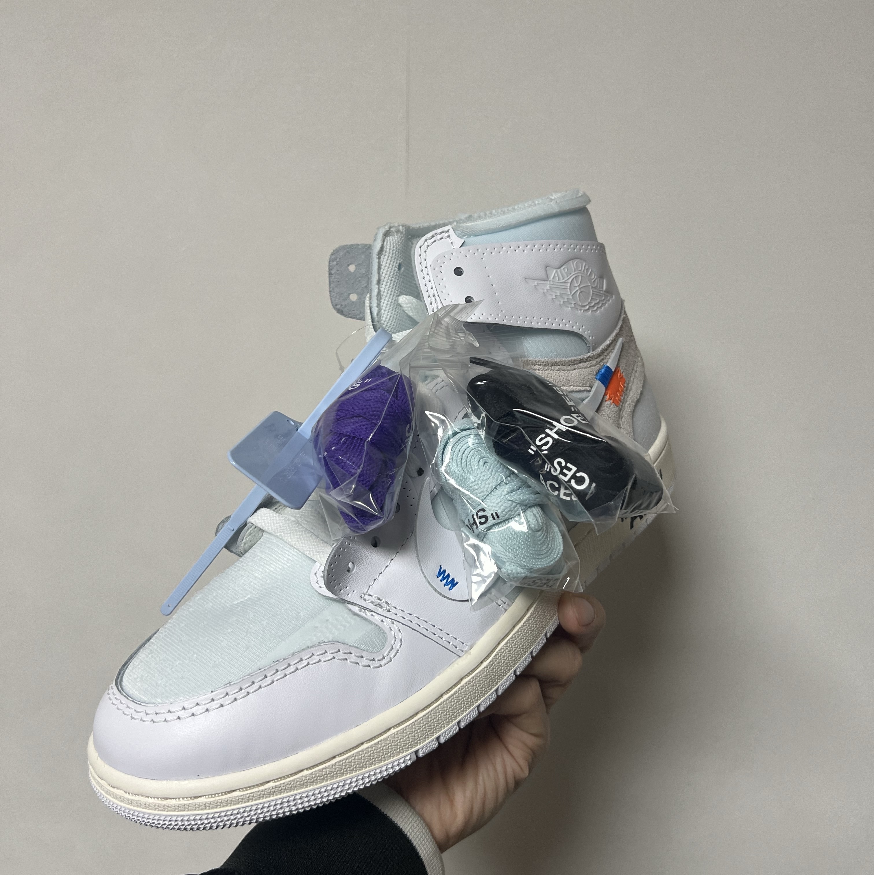 Jordan 1 x Virgil Abloh Archive Retro High Alaska White 착용 스타일 - 5
