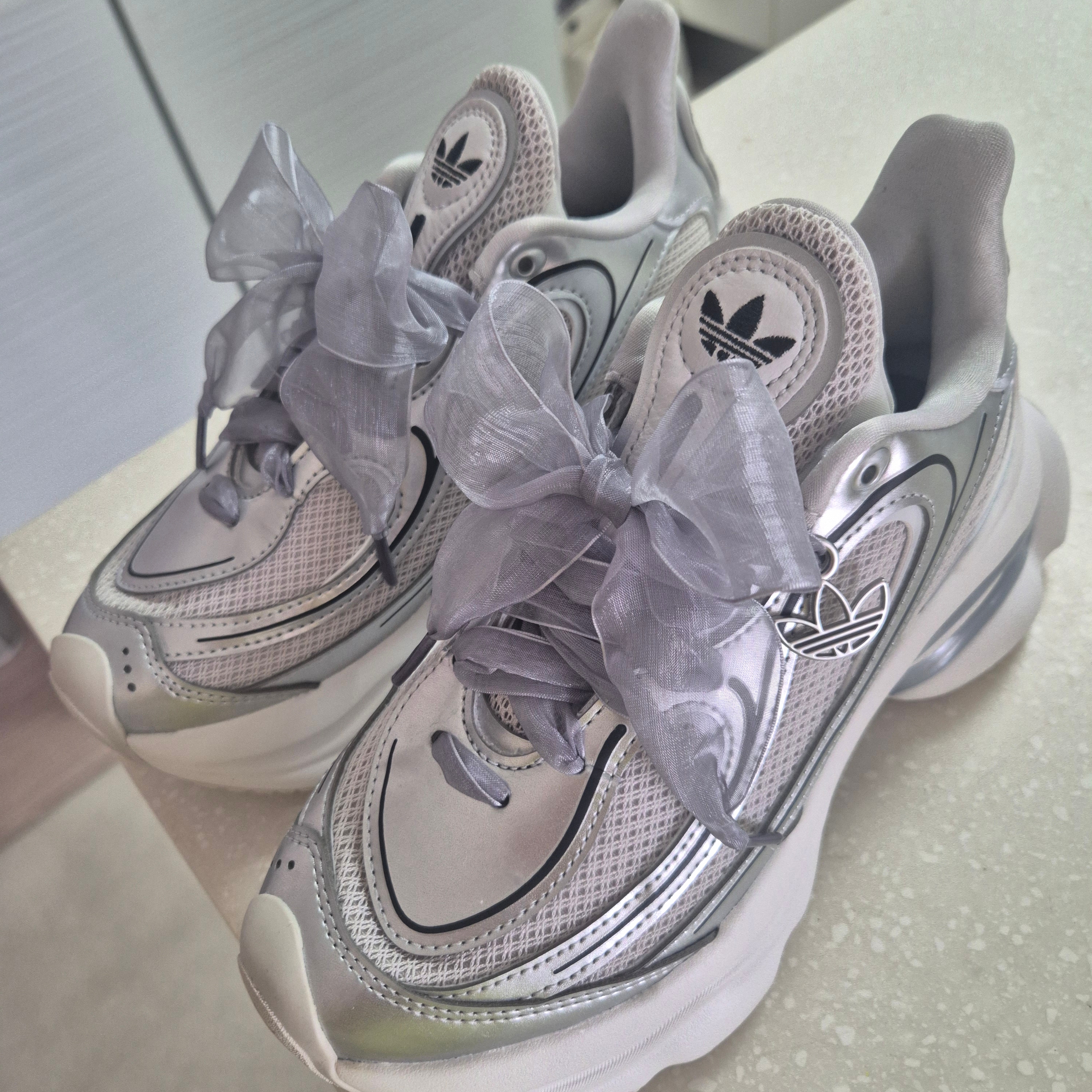 (W) Adidas Ozvenuz Silver Metallic Grey One 착용 스타일 - 1
