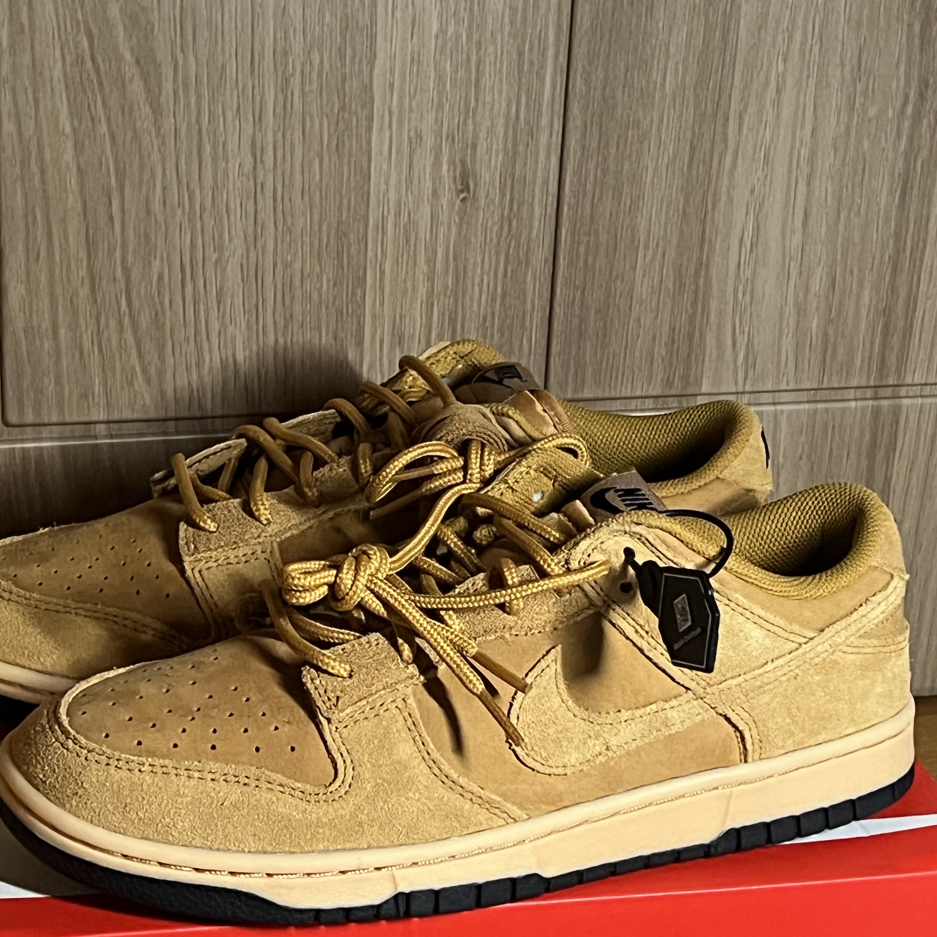Nike Dunk Low Retro SE Wheat Black 착용 스타일