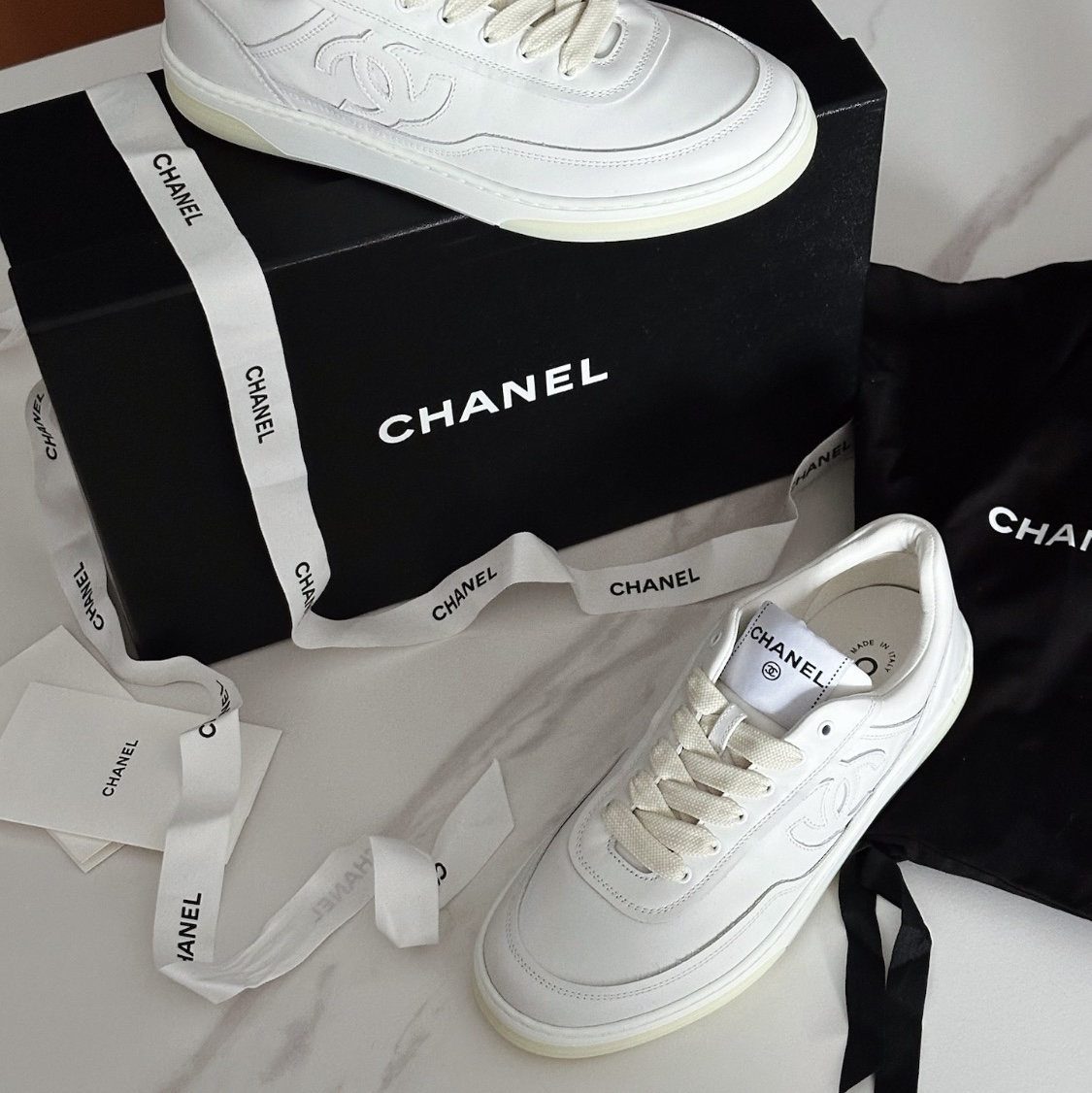 (W) Chanel Sneakers Calfskin & White 착용 스타일 - 2
