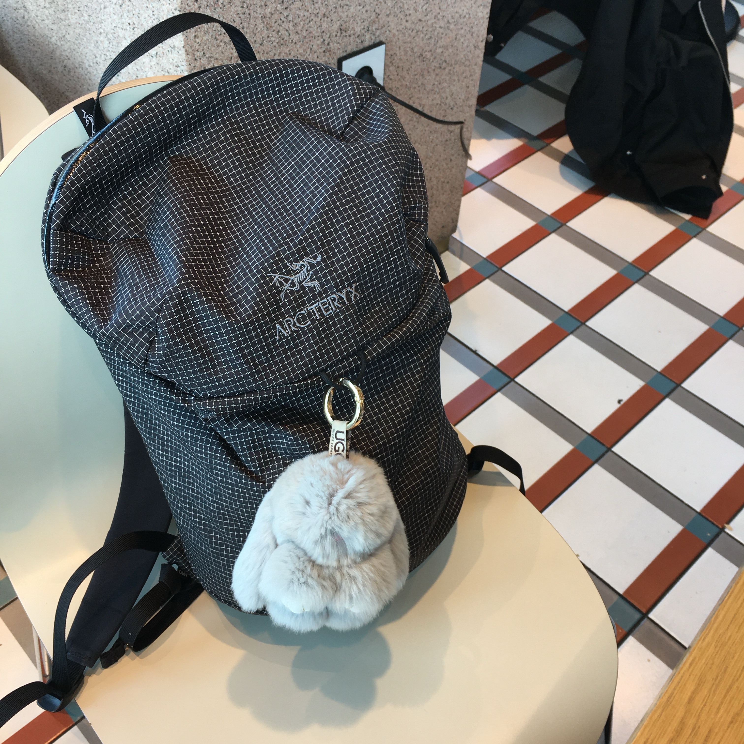 Arc'teryx Konseal 15 Backpack Black, Nike Shox R4 Metallic Silver Red 착용 스타일 - 5