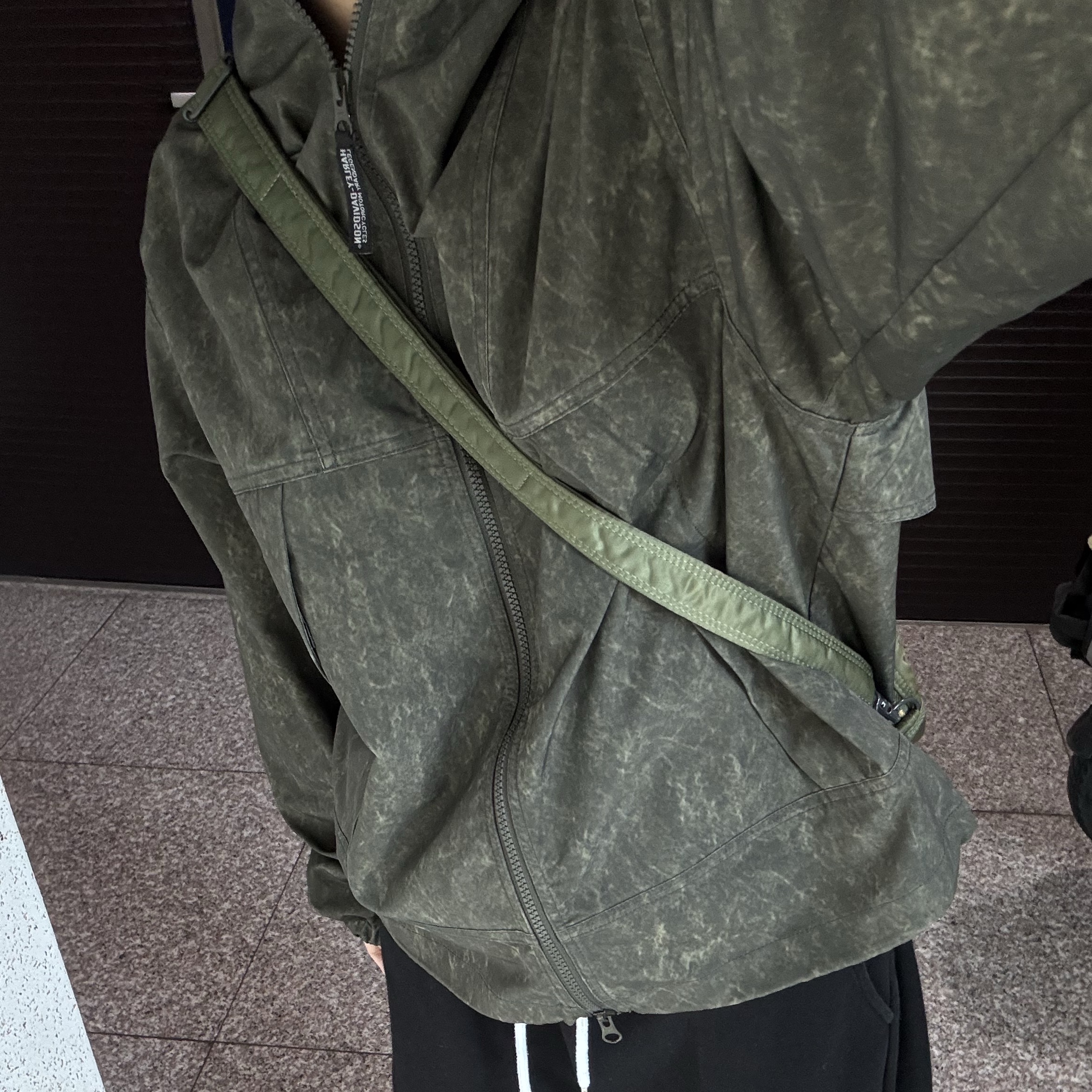 Porter Tanker Shoulder Bag Sage Green 착용 스타일 - 3