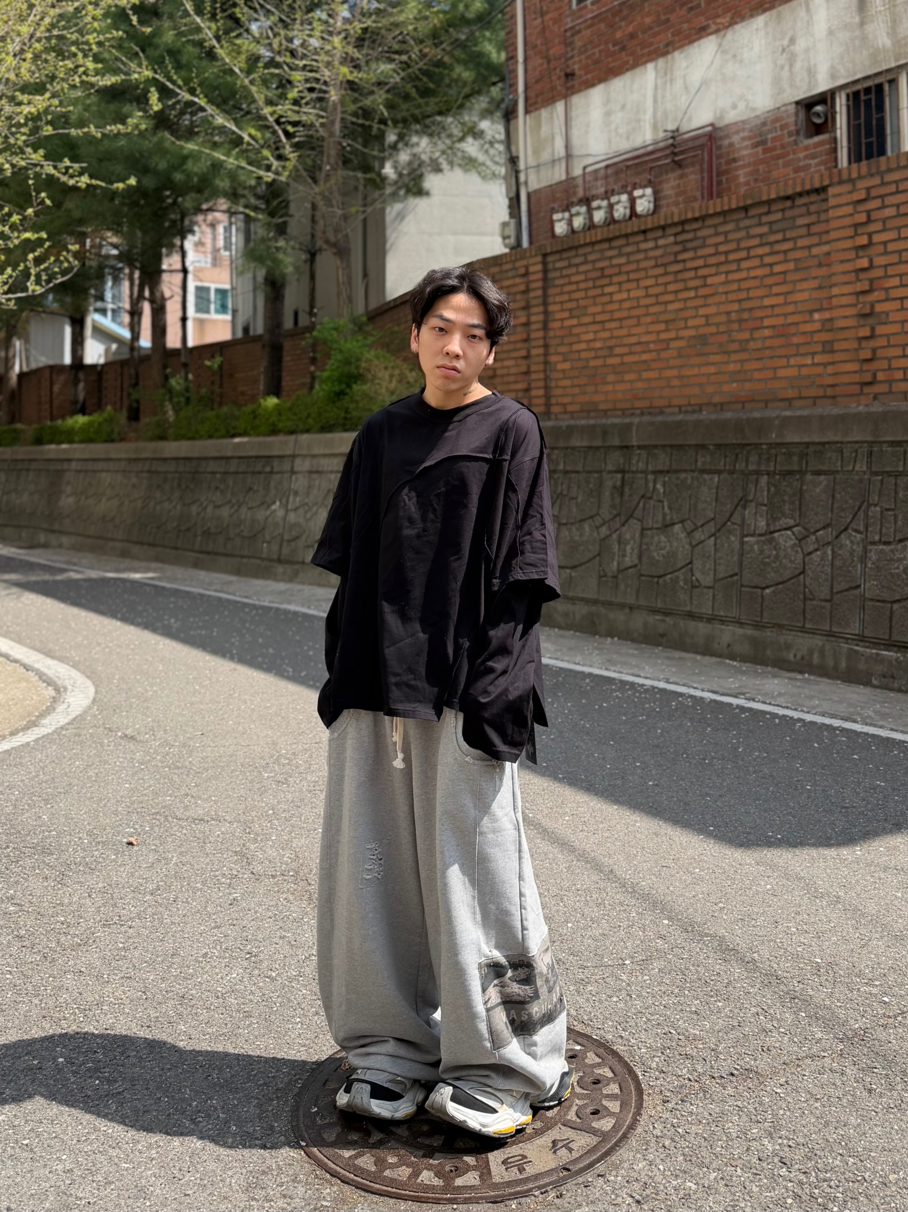 Balenciaga Cargo Sneakers White Grey 착용 스타일 - 2