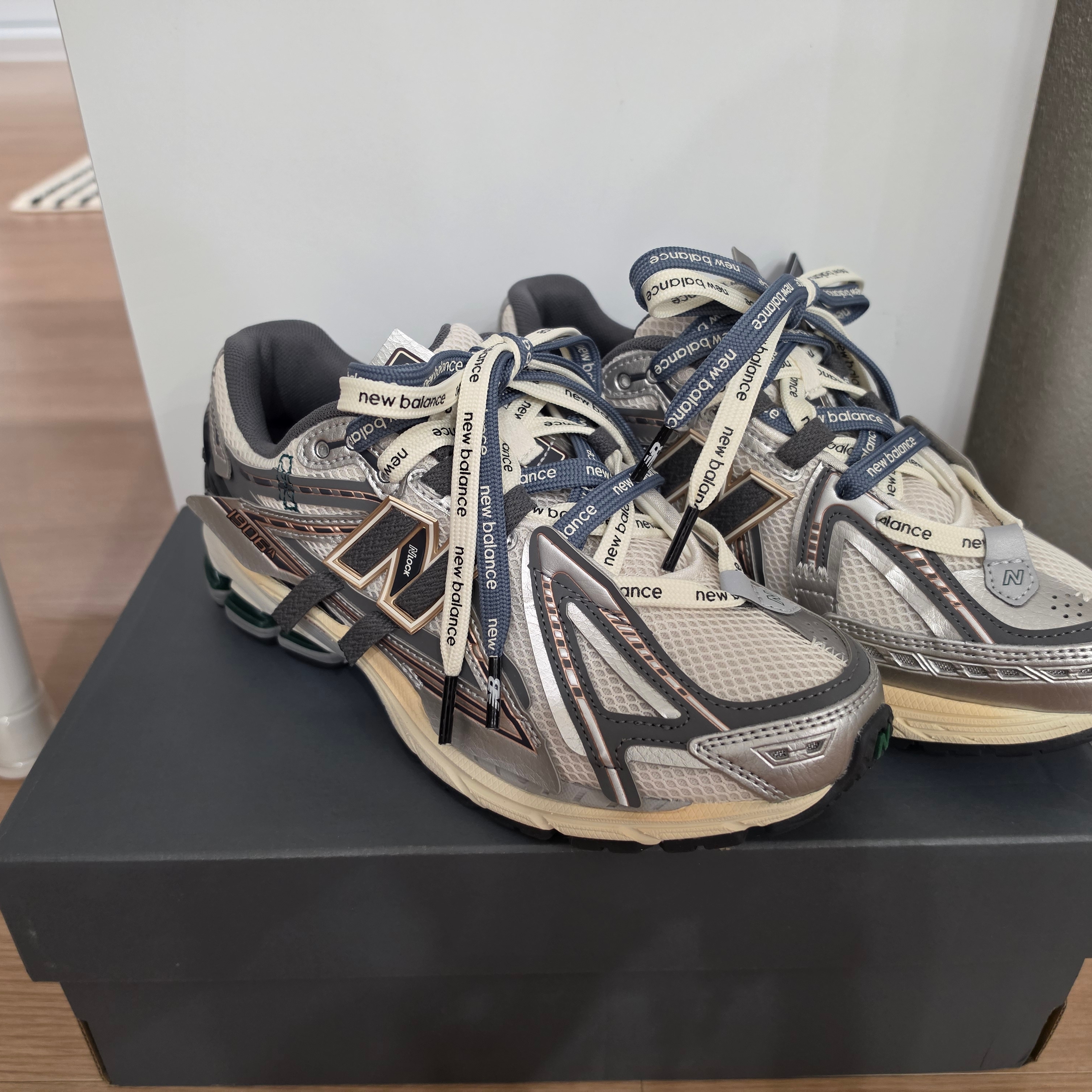 New Balance 1906A Silver Metallic Castlerock 착용 스타일
