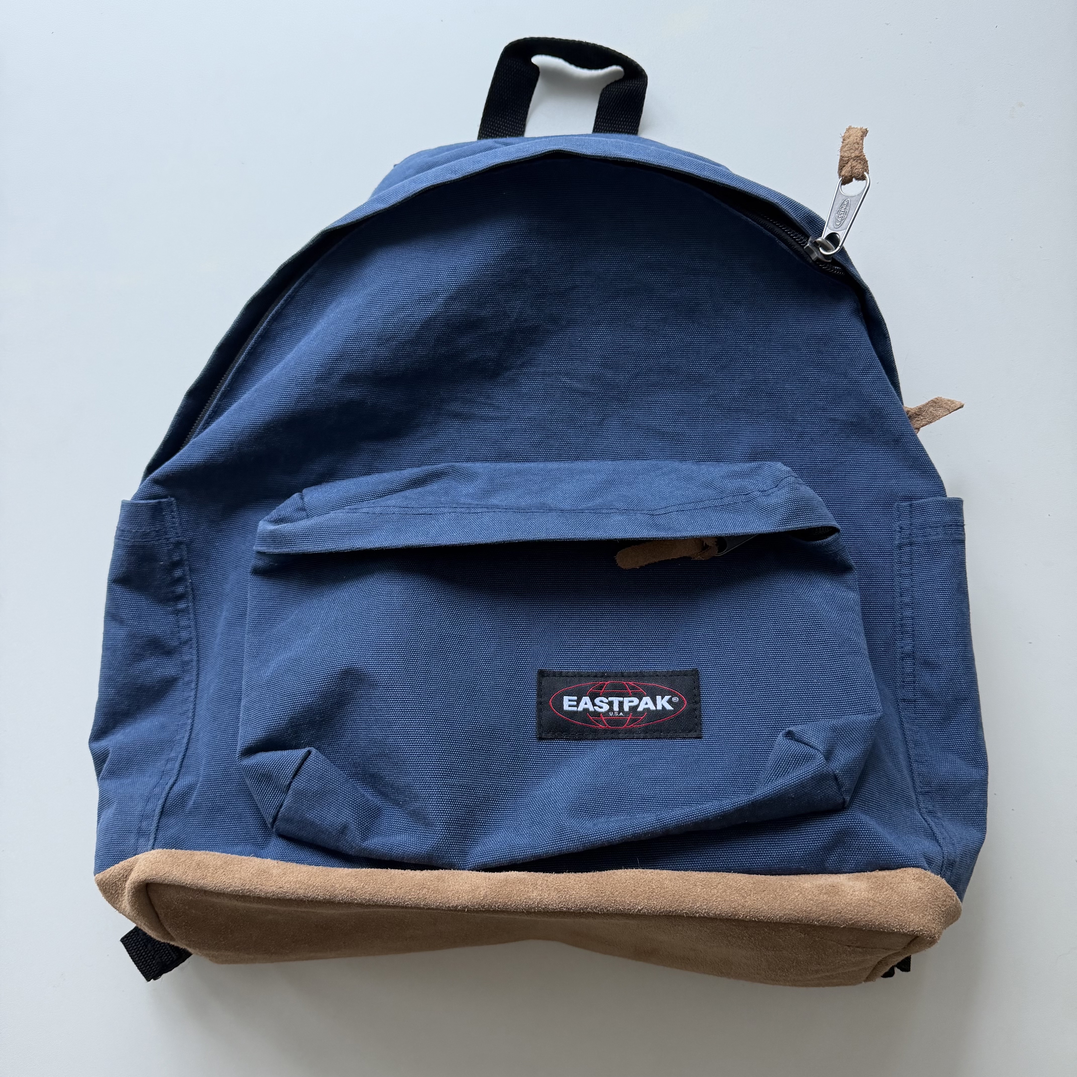 STU X EASTPAK Day PAK'R 80'S Navy 착용 스타일