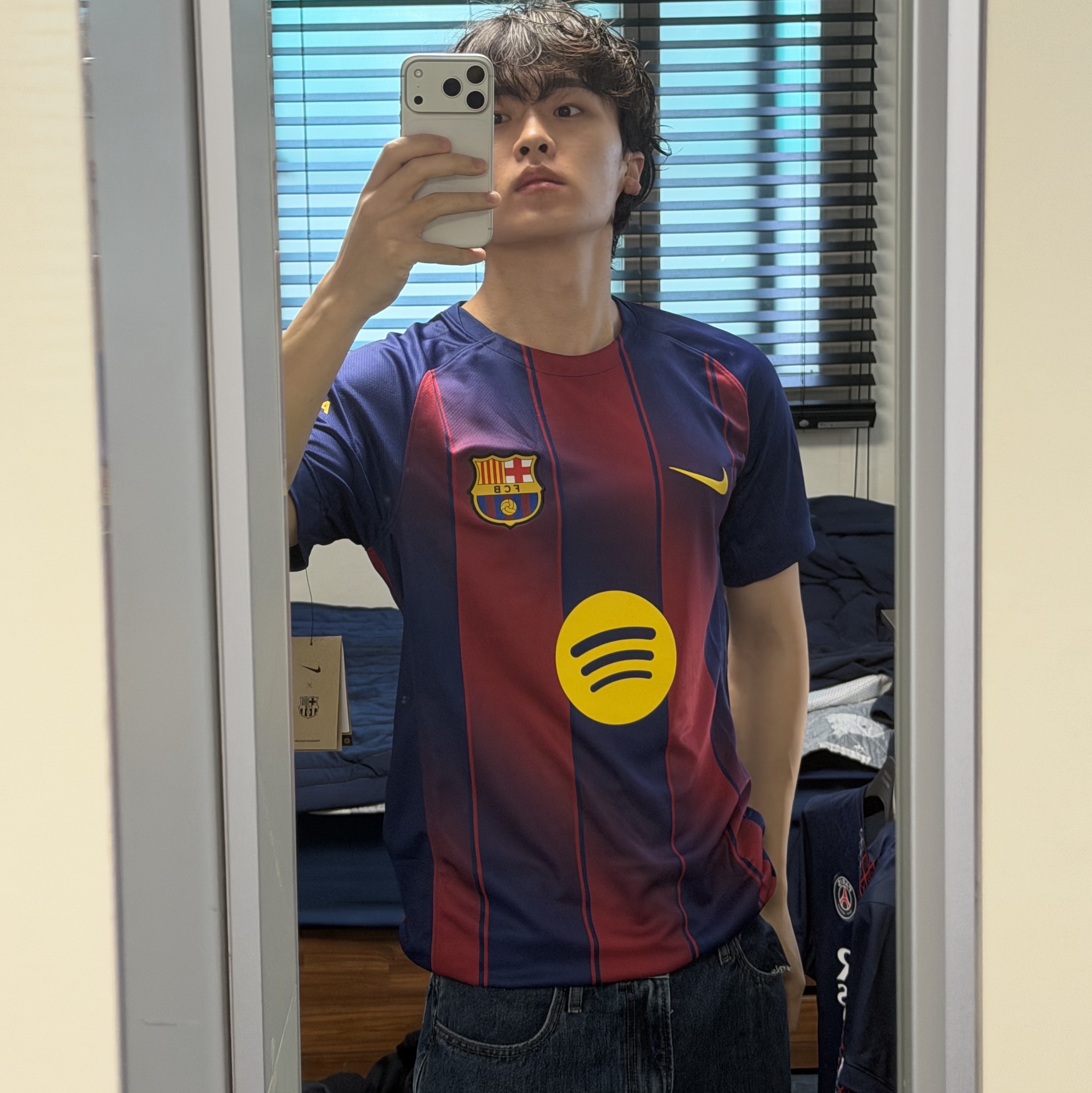 Nike FC Barcelona 2025/26 Stadium Home Dri-Fit Football Replica Jersey Deep Royal Blue Noble Red (Non Marking Ver.) 착용 스타일