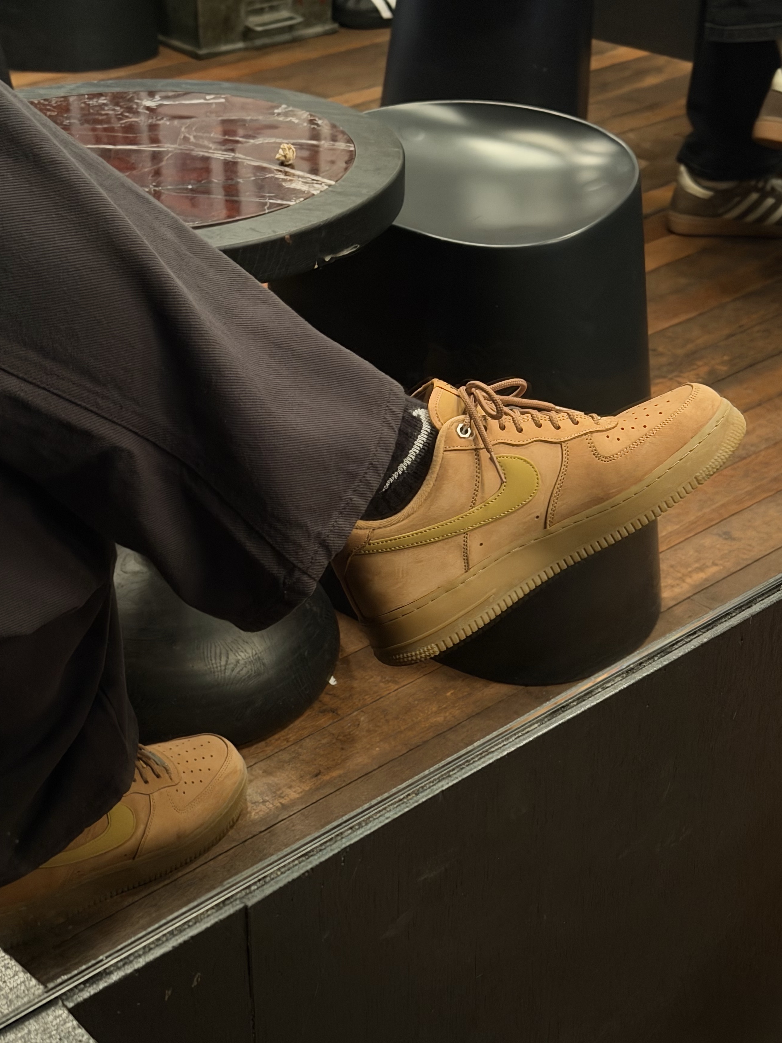 (W) Nike Air Force 1 '07 WB Flax Wheat, Nike NRG Solo Swoosh T-Shirt Kumquat - Asia 착용 스타일 - 3