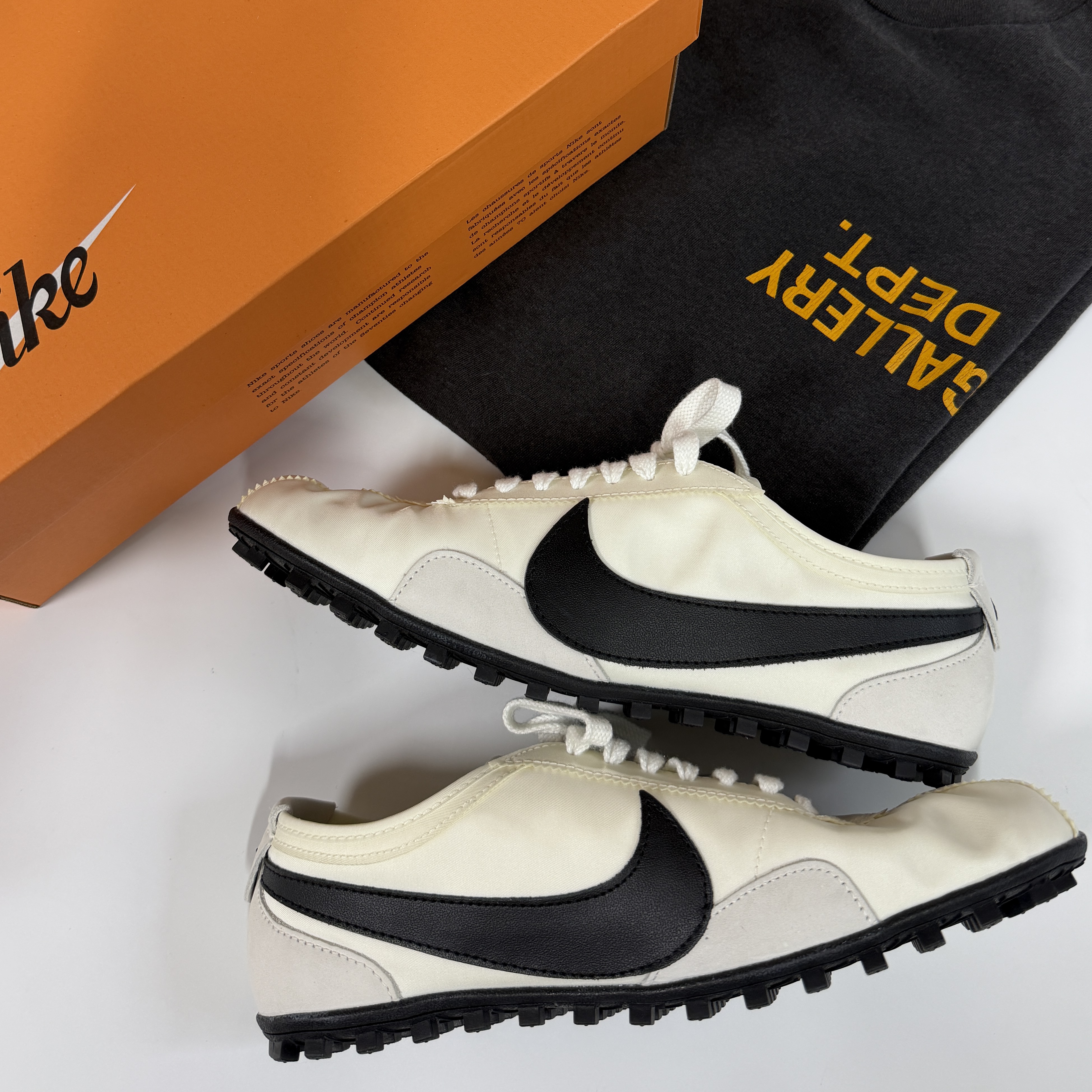 (W) Nike Moon Shoe Soft Pearl and Black 착용 스타일 - 1