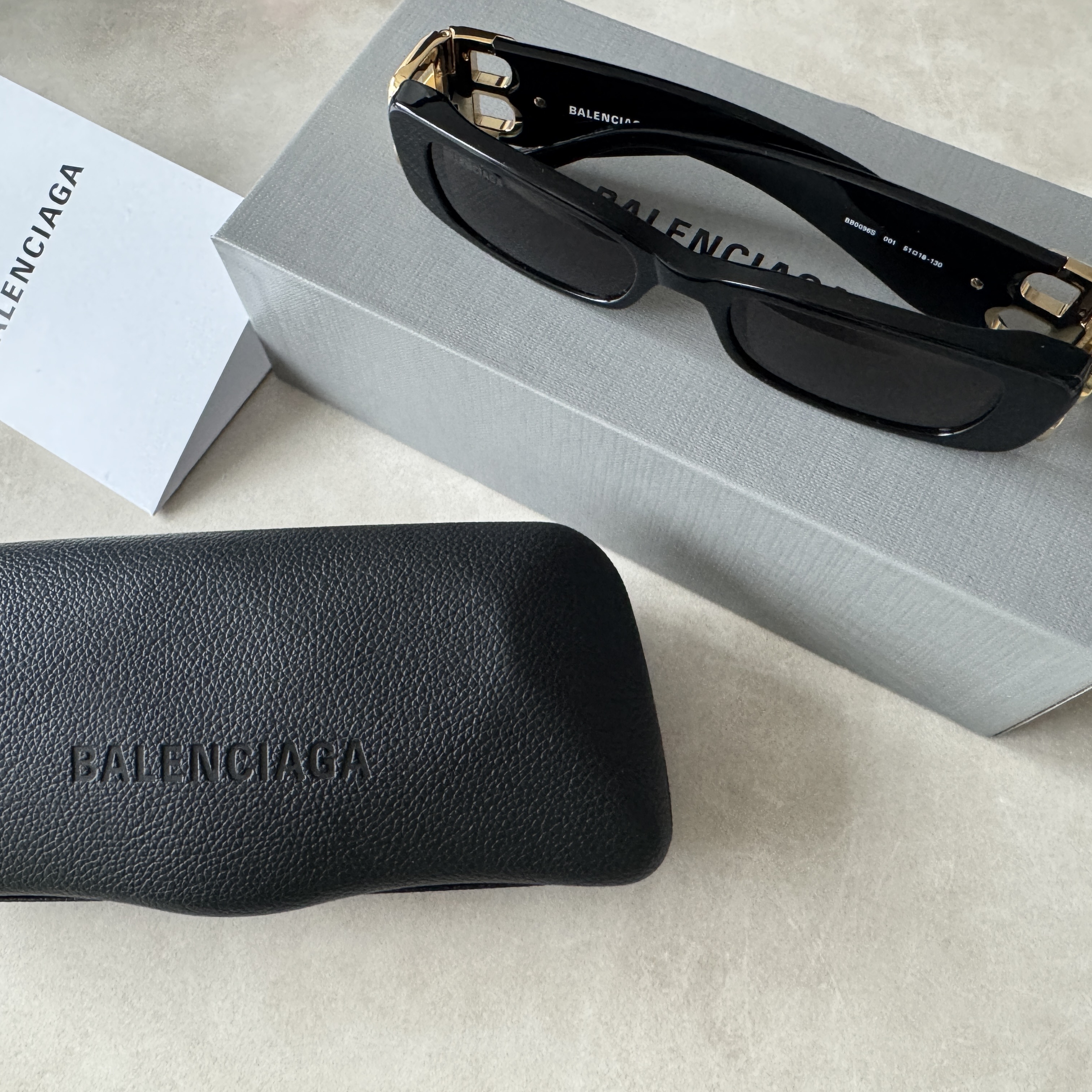 (W) Balenciaga Dynasty Rectangle Sunglasses Black 착용 스타일